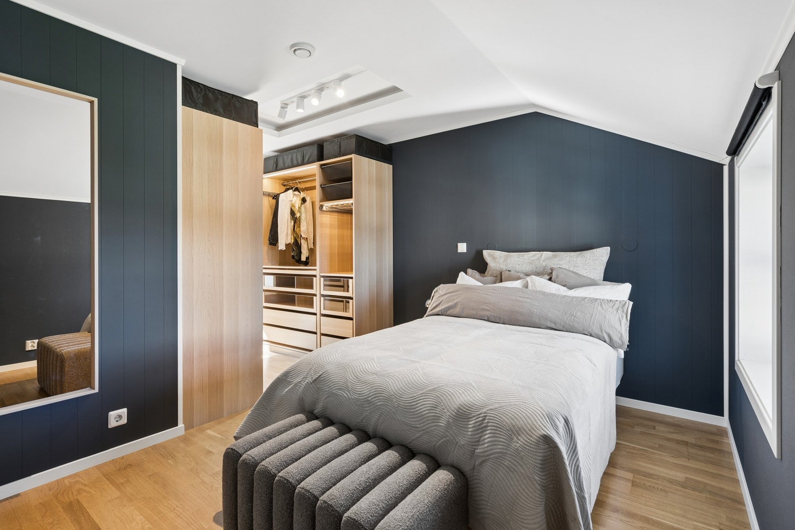 Hovedsoverommet er romslig og har tilknytning til en praktisk walk-in-garderobe. Galleribilde