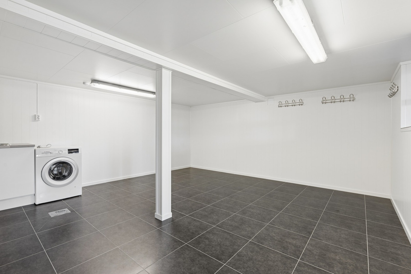 Praktisk vaskerom i kjeller, oppgradert i 2012 med flislagt gulv og varmekabler. Galleribilde