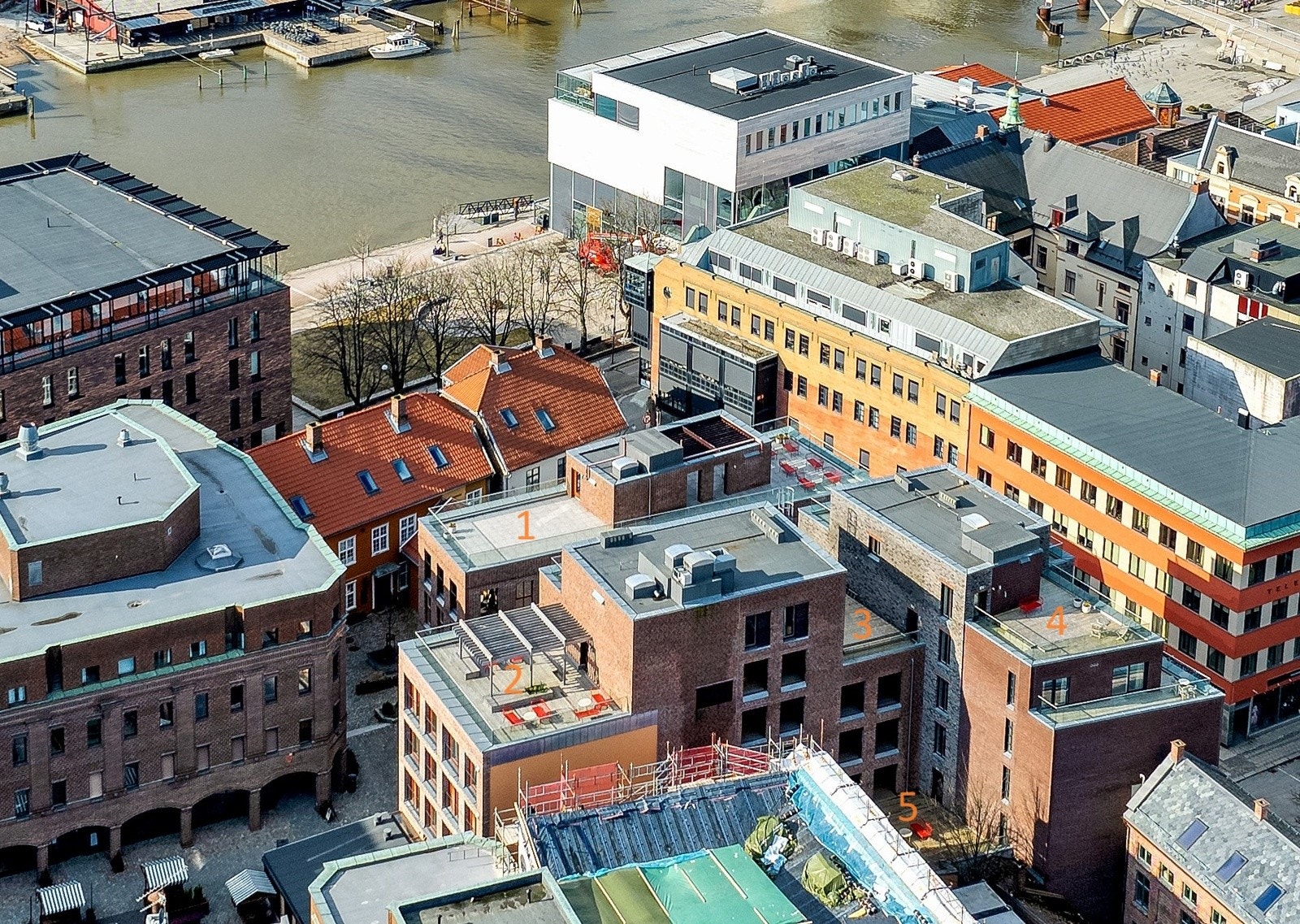 I nygaardsplassen har du tilgang til ikke mindre enn fem store, fine takterrasser. Hvor finner du det andre steder? Galleribilde