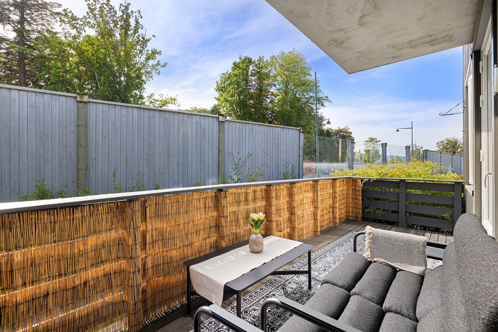 Terrassen på ca. 10 m² gir rom for både avslapning og hyggelige sammenkomster. Galleribilde