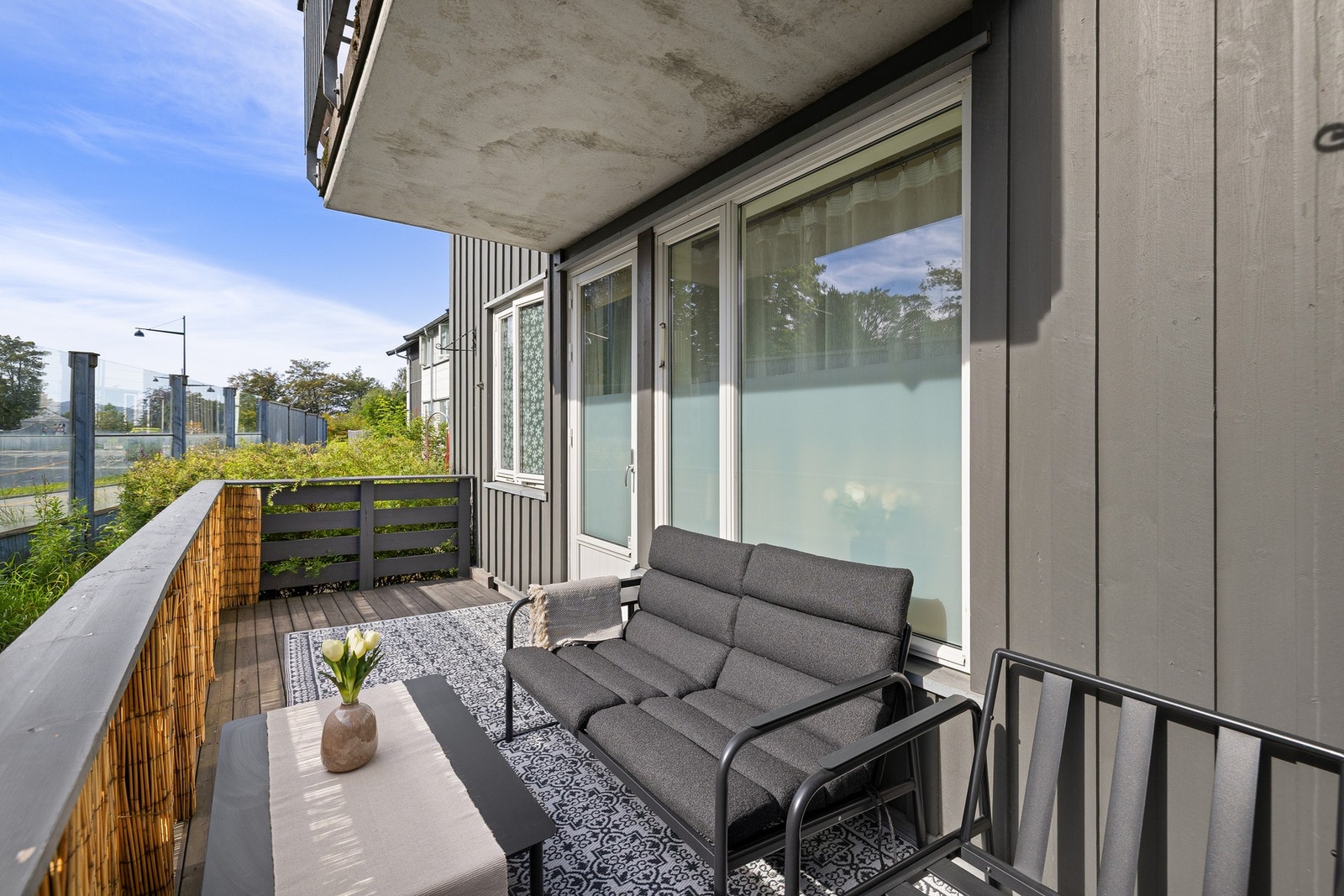 Boligen har en flott sørvendt terrasse med gode solforhold og direkte utgang fra stuen. Galleribilde