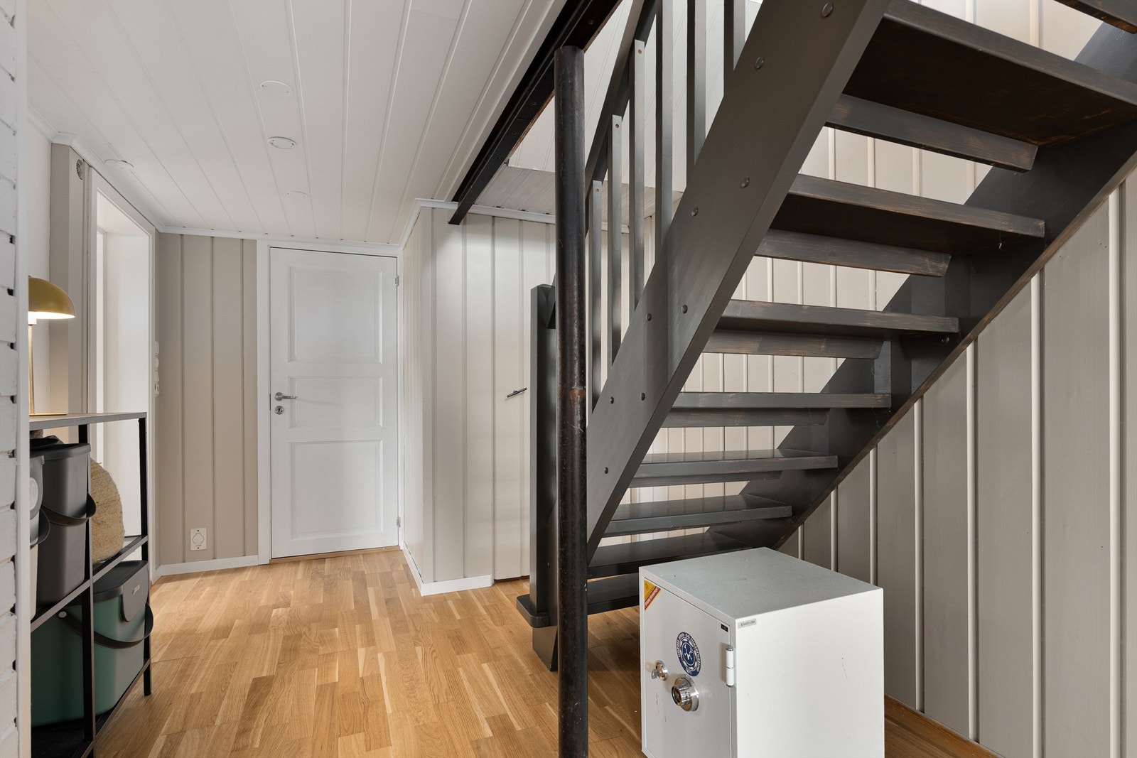 Til kjelleren er det adkomstsmulighet også på utvendig, innbygget trapp. Dette rommet vil få nye overflater på gulv. Galleribilde