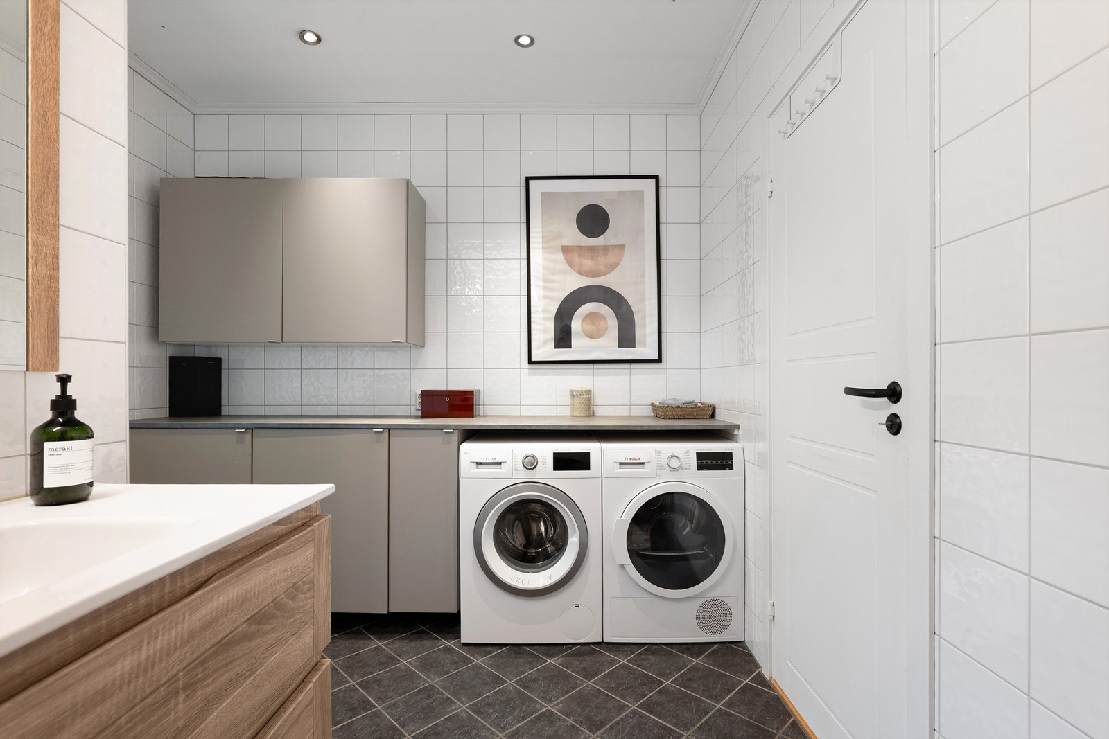 Vaskeroms-delen av badet ble i 2025 oppgradert med nye skap og en praktisk, heldekkende benkeplate - alt fra Kvik. Rør-opplegg til vaskemaskin ble samtidig utbedret. Galleribilde