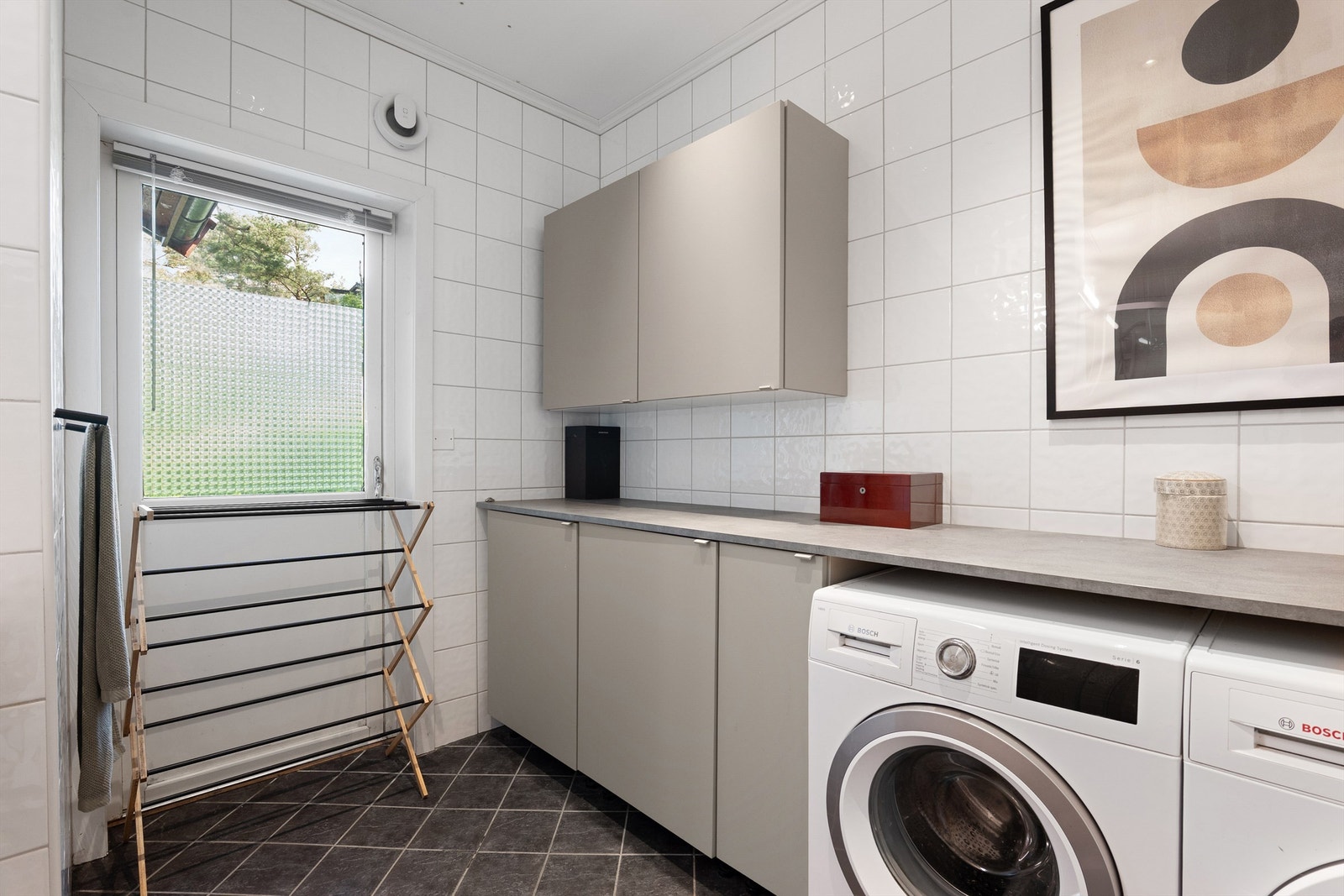 Badets terrassedør leder til terrenget på nordsiden. Automatisk avtrekksvifte ble installert i 2025. Galleribilde