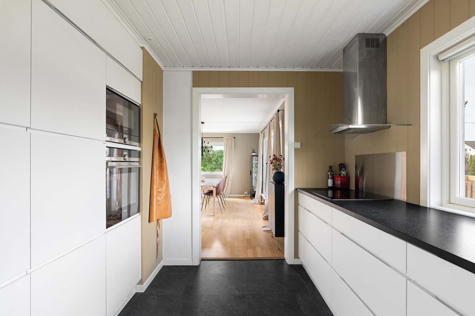 Hvitevarene på kjøkkenet er alle fra Siemens og integrert. Galleribilde