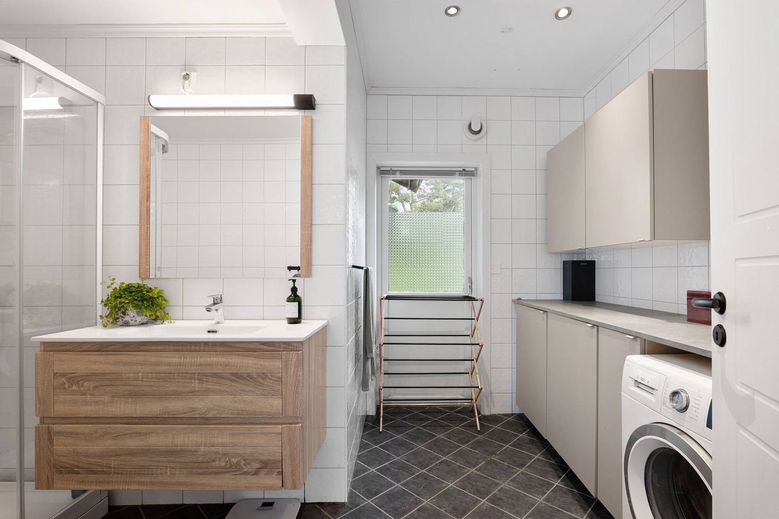 Badet i første etasje er fra 2007, men oppgradert med nye innredninger i 2023 og 2025. Galleribilde