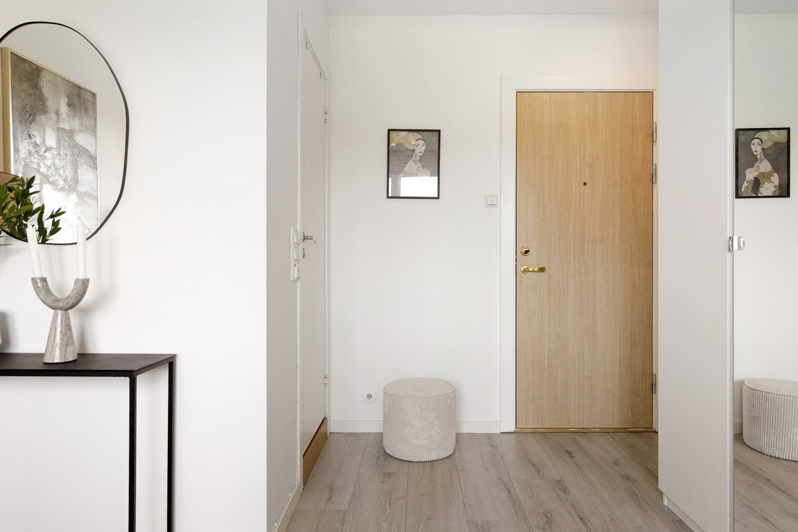 Badet ligger ved inngangen til leiligheten Galleribilde
