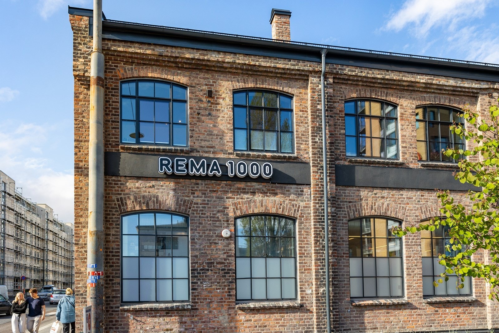 I nærområdet finnes flere matvarebutikker som f.eks. den nyere Rema 1000 som ligger rett utenfor leiligheten. Galleribilde