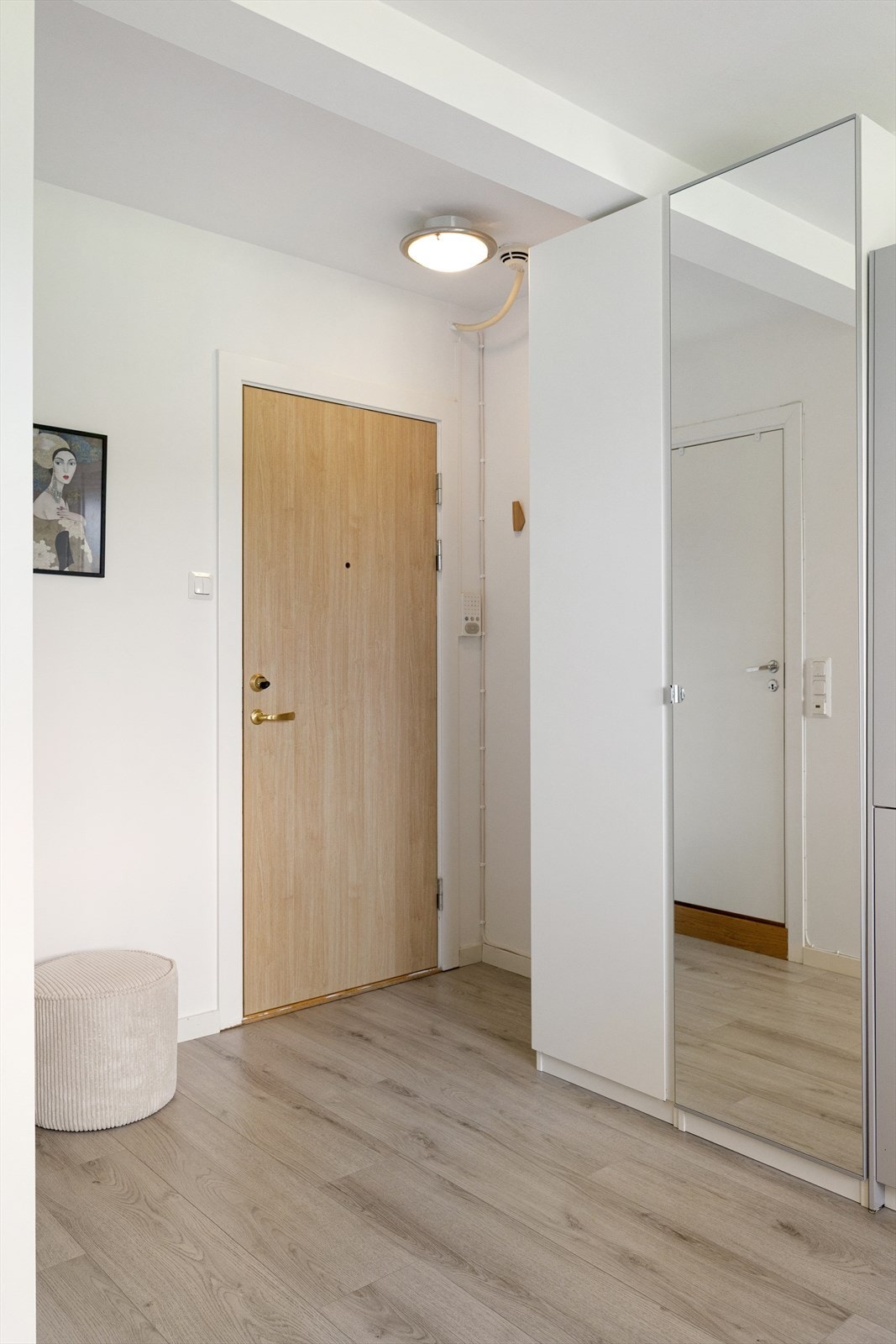 Det er enkelt å slippe inn gjester i ditt nye hjem med dørcallingsystemet Galleribilde