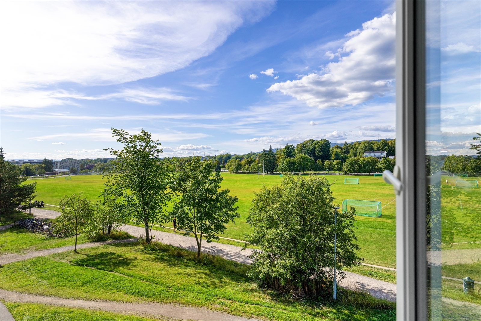 Boligen har en svært god intern beliggenhet ut mot Voldsløkka - tilrettelagt for aktivitet i hverdagen Galleribilde