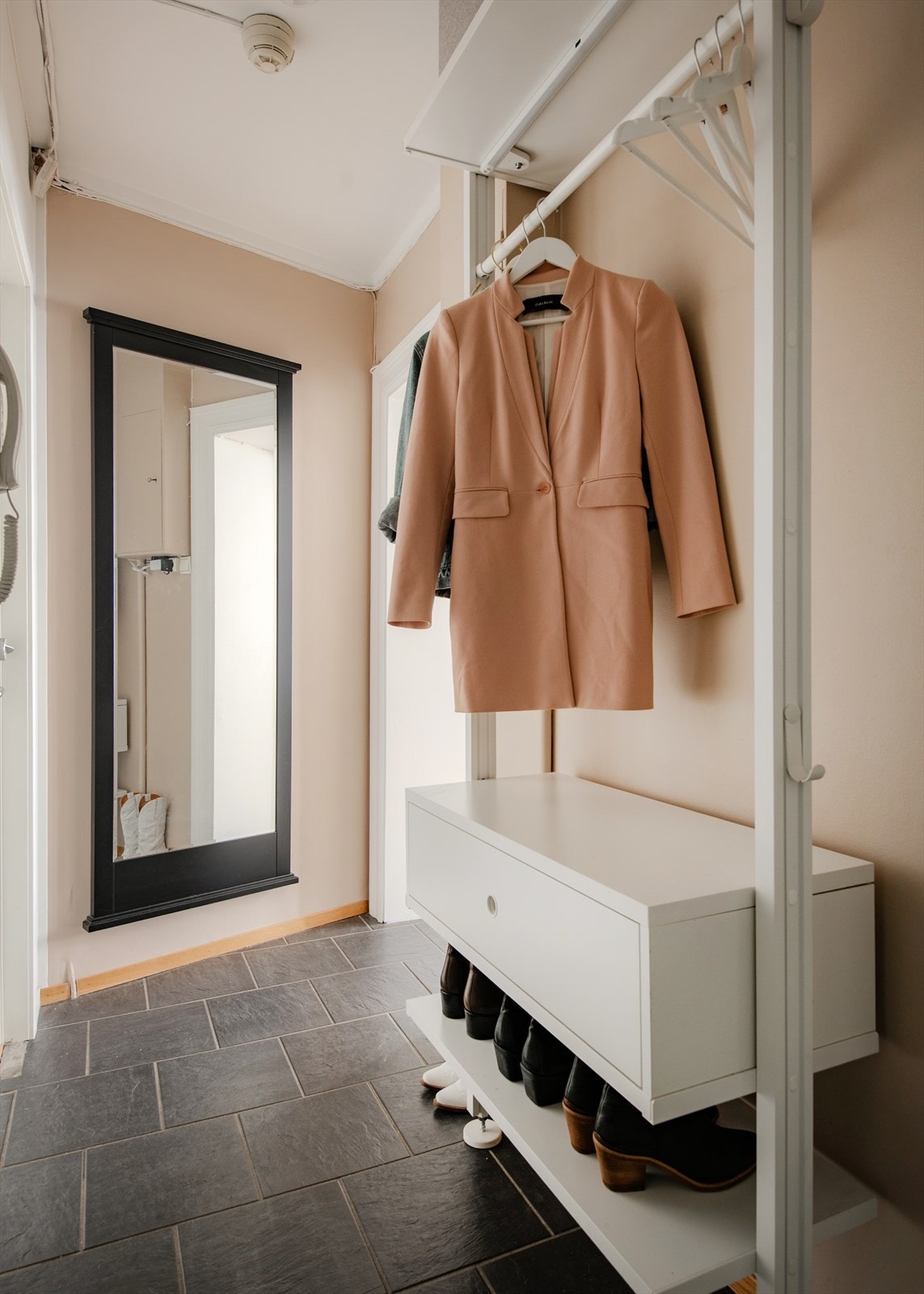 Innbydende entré med god plass til yttertøy og sko. Galleribilde
