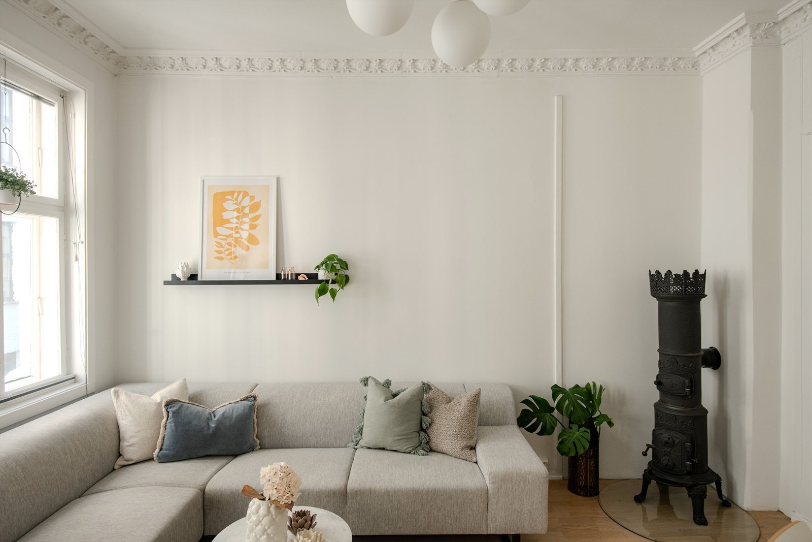 God plass til sofagruppe, TV-seksjon, spisegruppe og annet ønsket møblement. Galleribilde