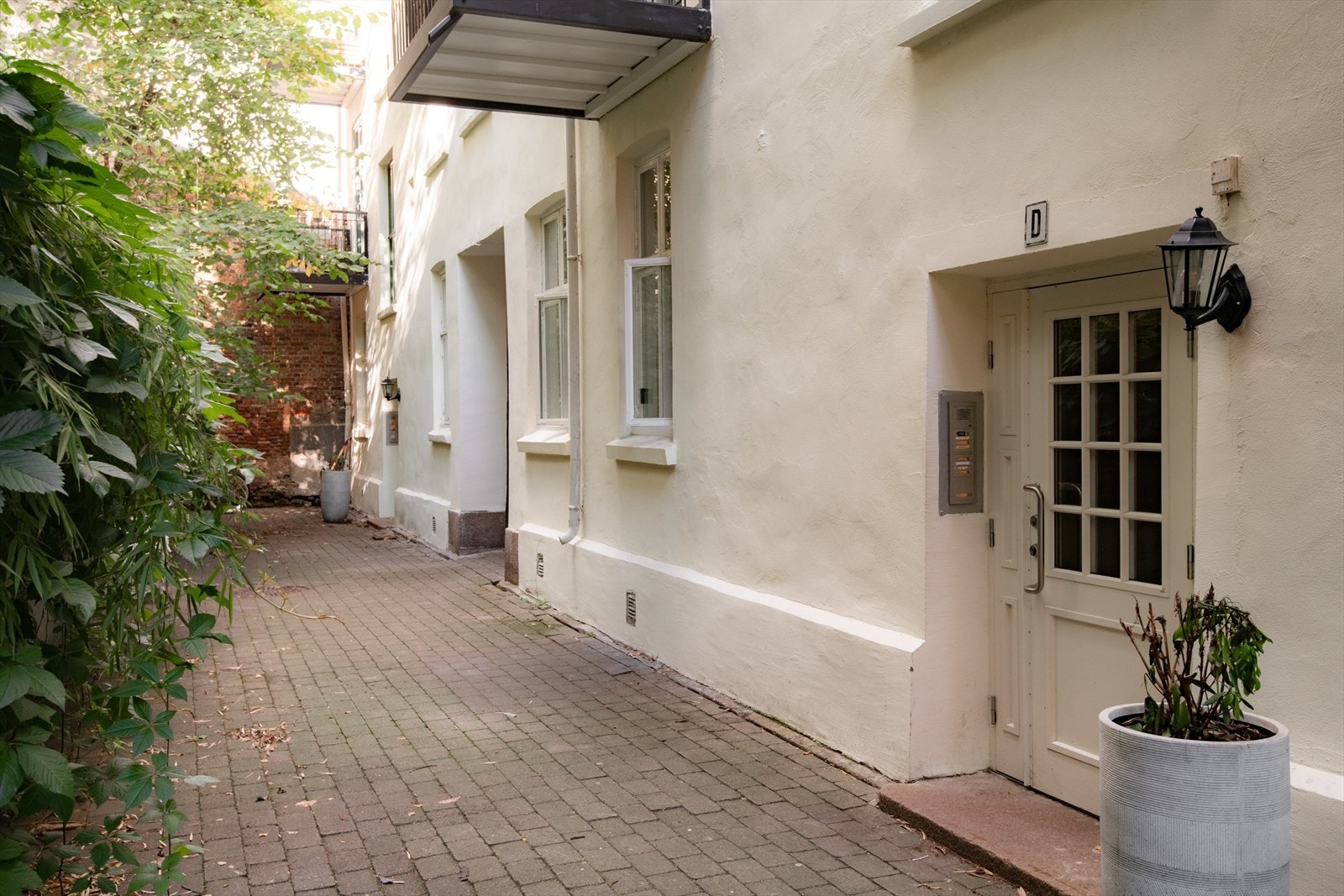 Hyggelig bakgård med sykkelstativ. Galleribilde