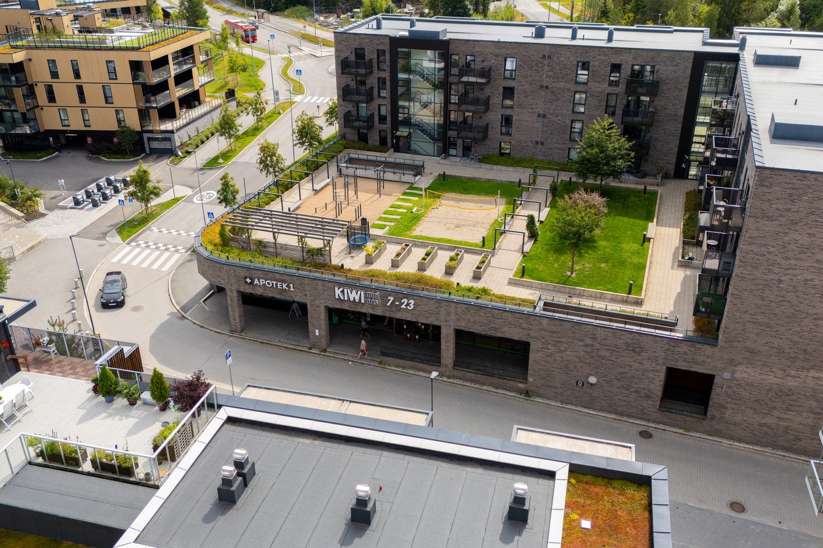Myrvoll torg byr på dagligvare, apotek og flere servicetilbud - praktisk i hverdagen. Galleribilde