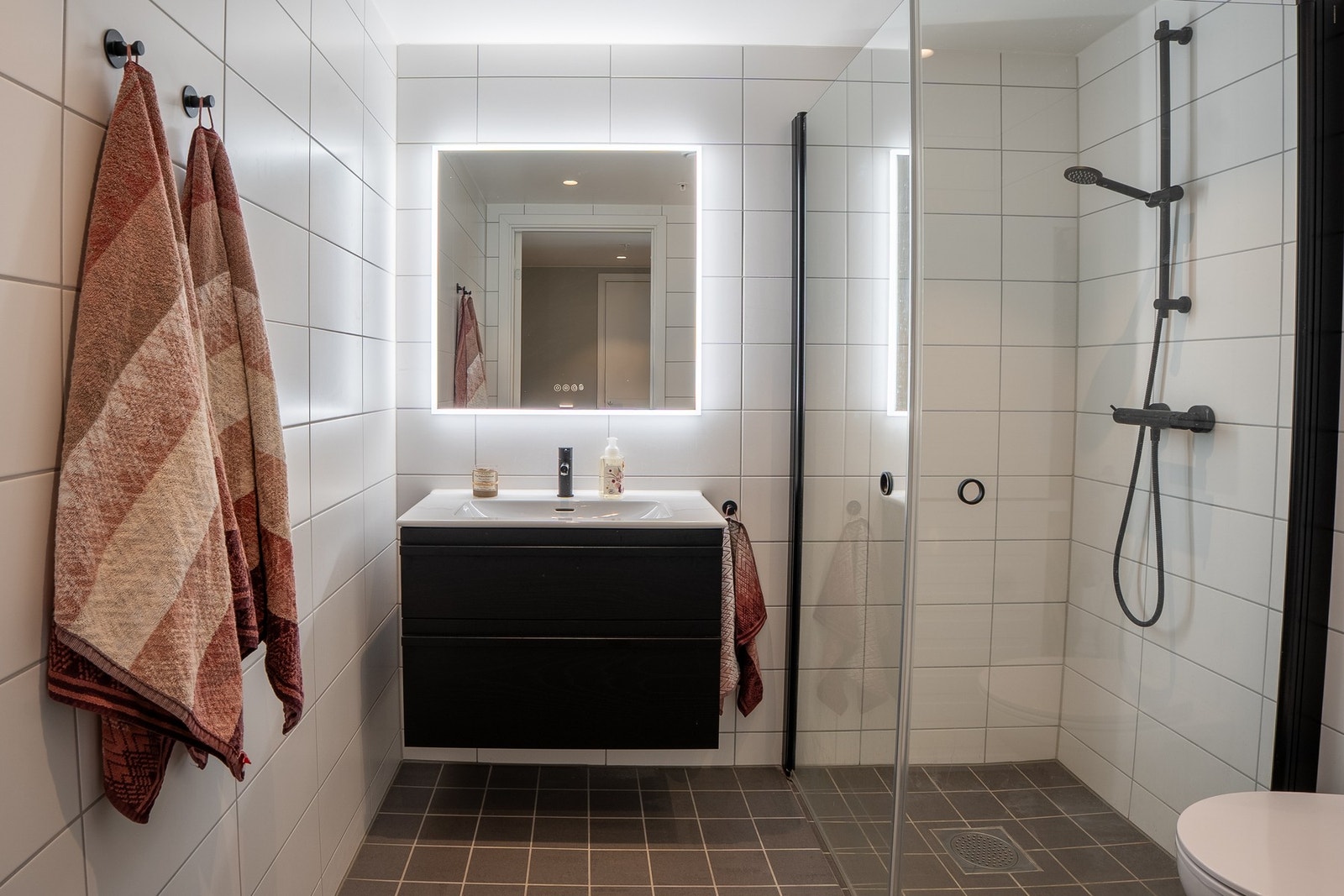 Det er opplegg til vaskemaskin på badet. Galleribilde