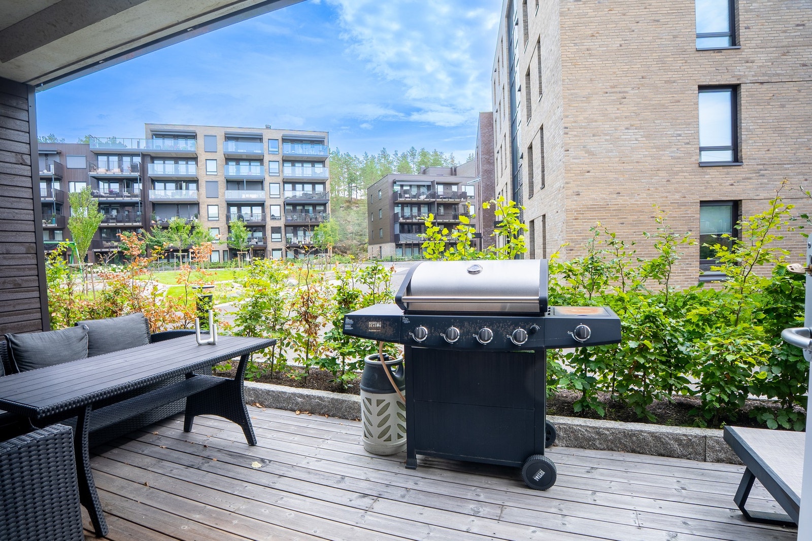 Fra stuen/kjøkkenet er det atkomst til en stor og praktisk markterrasse på ca. 16 kvm. Galleribilde