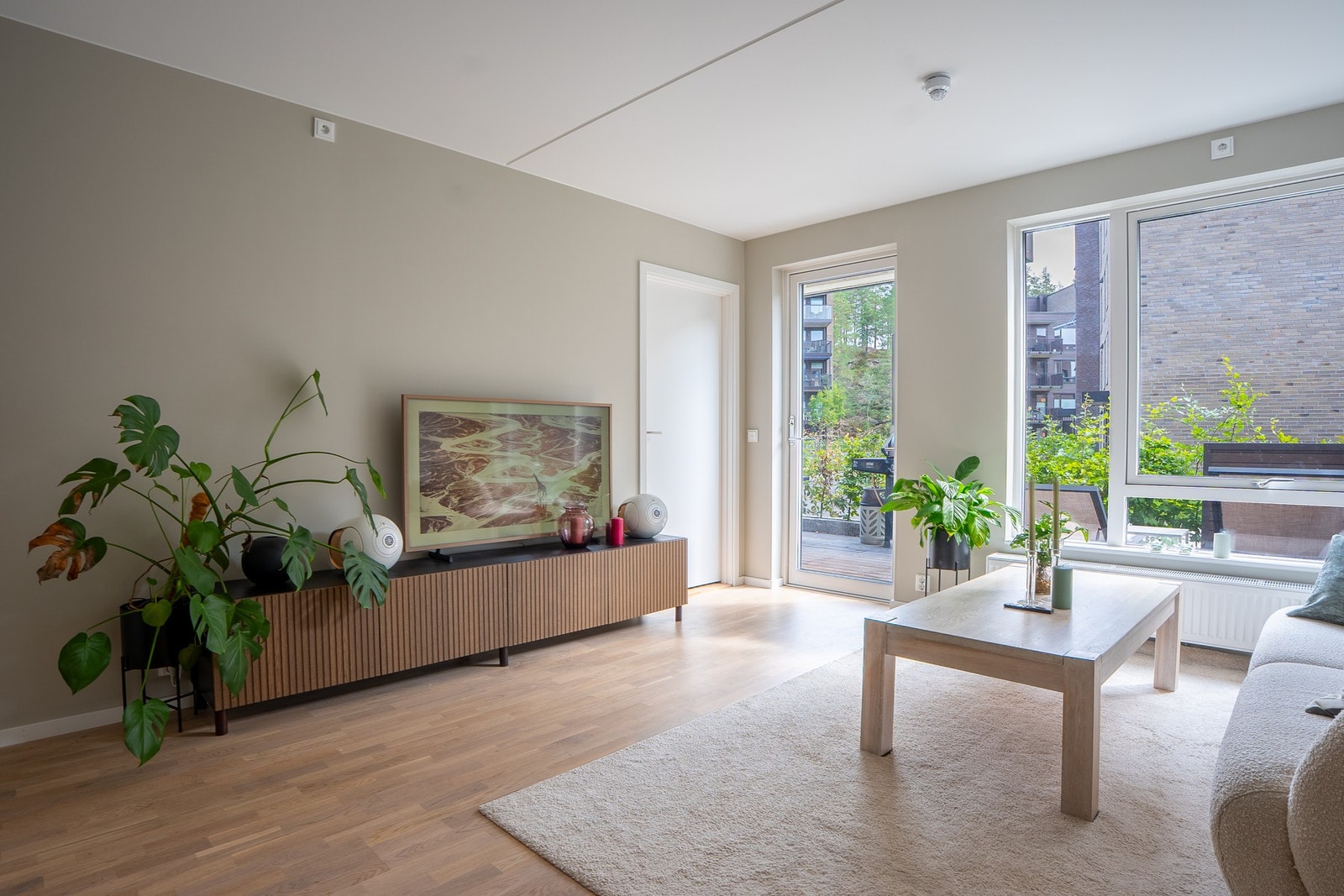Store vindusflater bidrar til godt med naturlig lys i leiligheten. Galleribilde