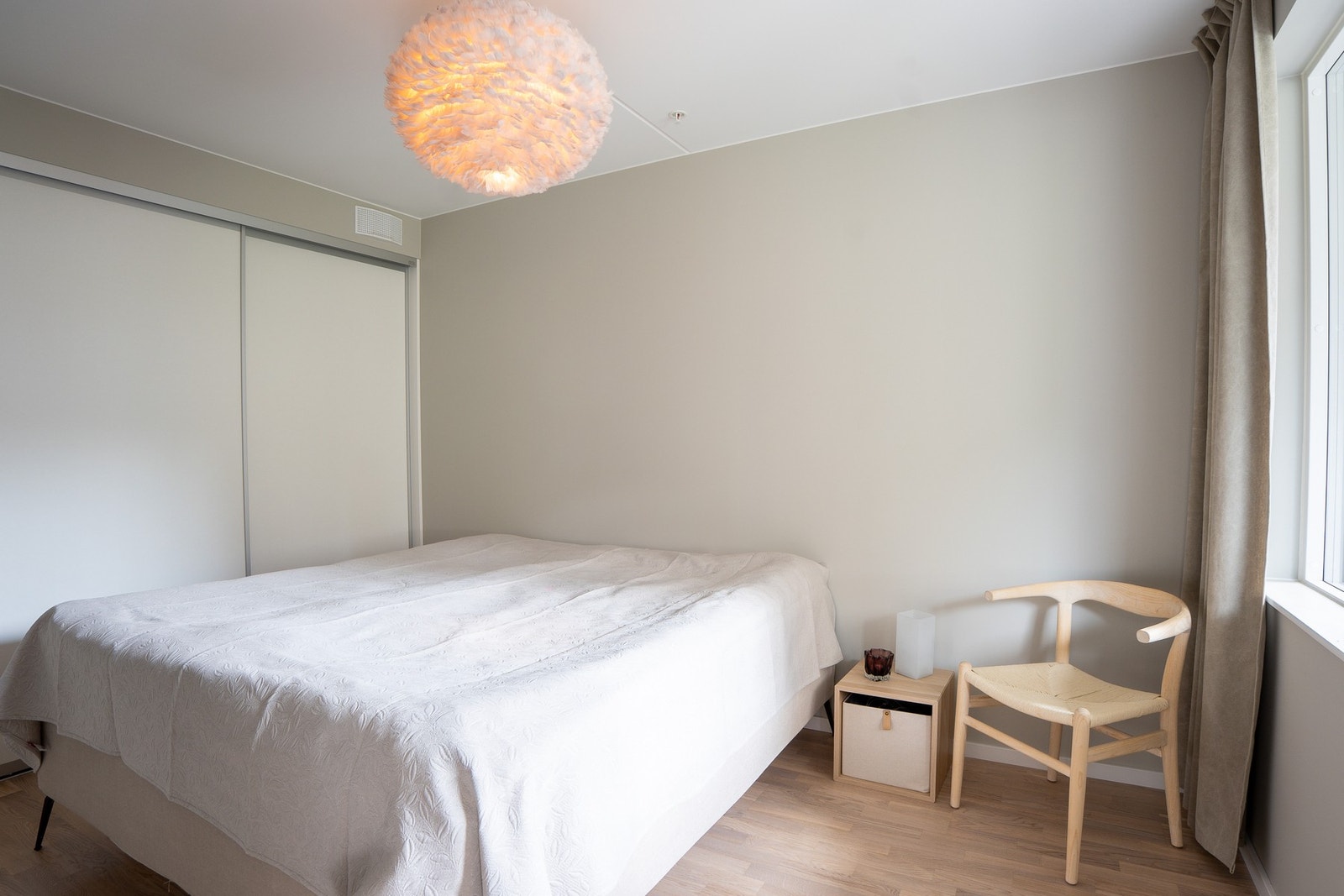 Stort og romslig soverom utstyrt med skyvedørsgarderobe. Galleribilde