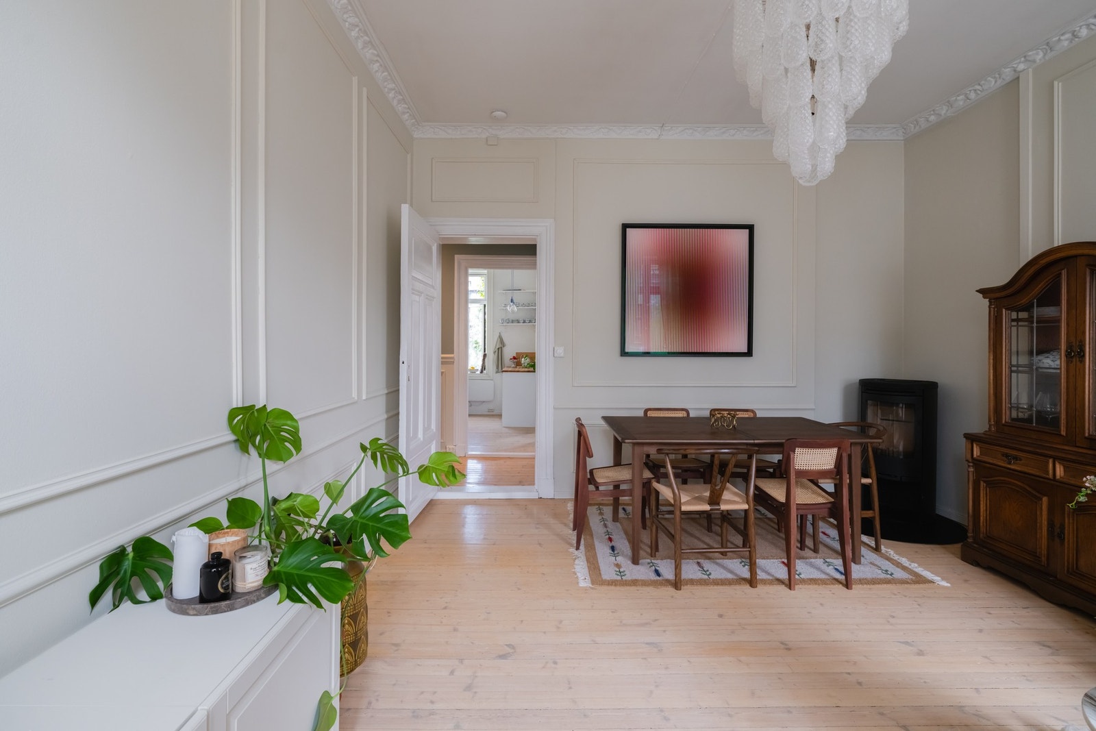 I det ene hjørnet er det en lekker peisovn med glassfelt. Galleribilde