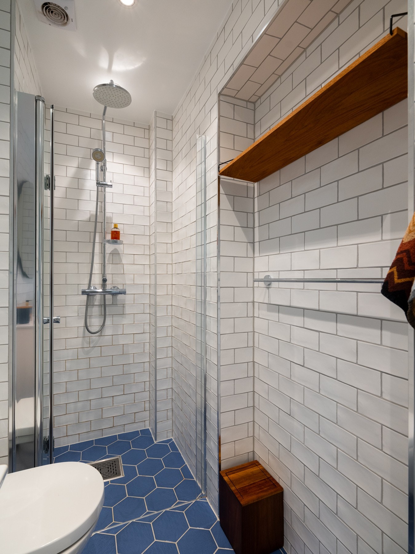I enden av badet er det etablert dusjsone med stilren vegghengt dusjgarnityr med regnfallsdusj og hånddusj. Galleribilde