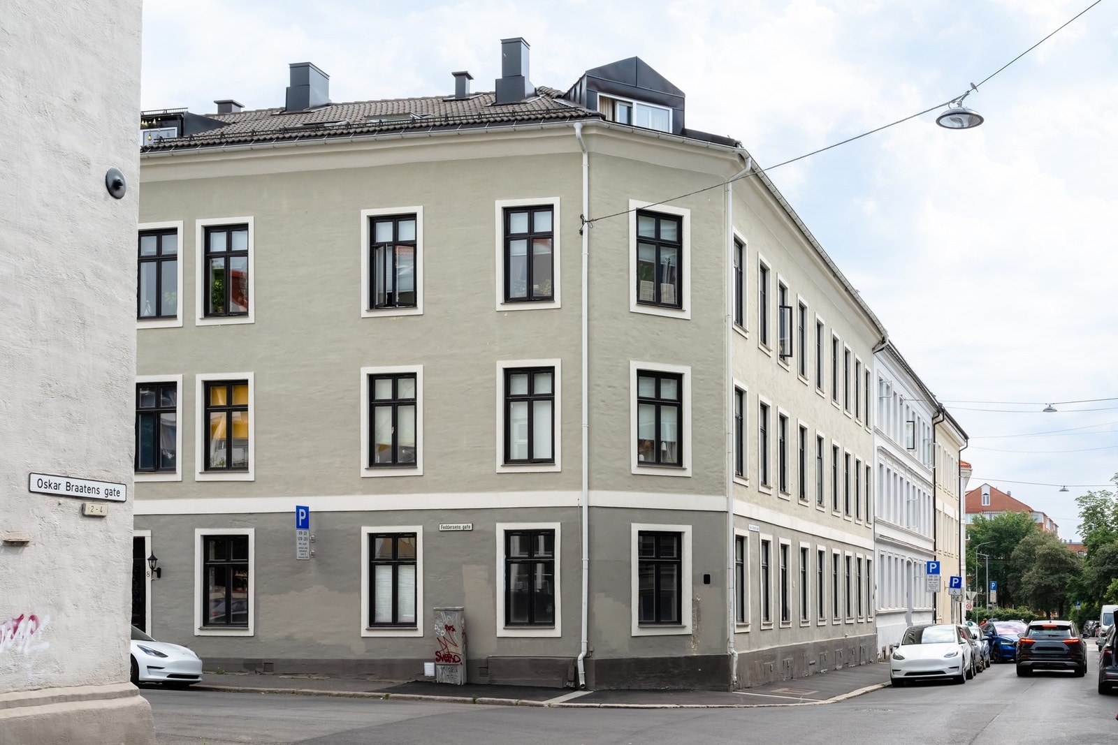 Velholdt, klassisk fasade fra slutten av 1800-tallet. Fasaden er på byantikvarens gule liste. Galleribilde