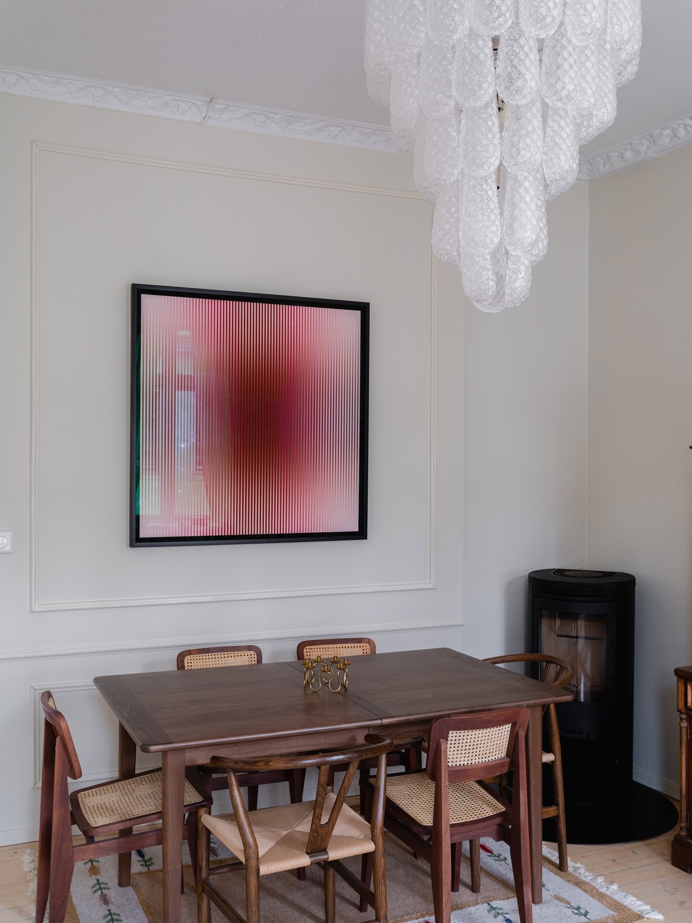 Stuen har god plass til stor spisebordsgruppe. Galleribilde