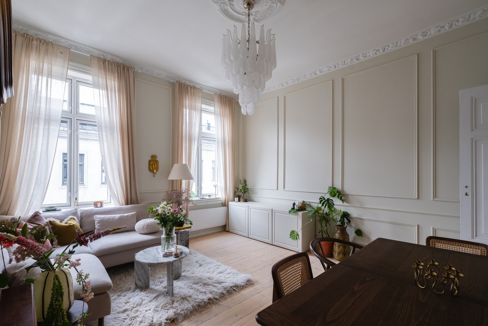 I stuen er det god plass til både en komfortabel sofagruppe, spisebordsgruppe og annet møblement etter eget ønske og behov. Galleribilde