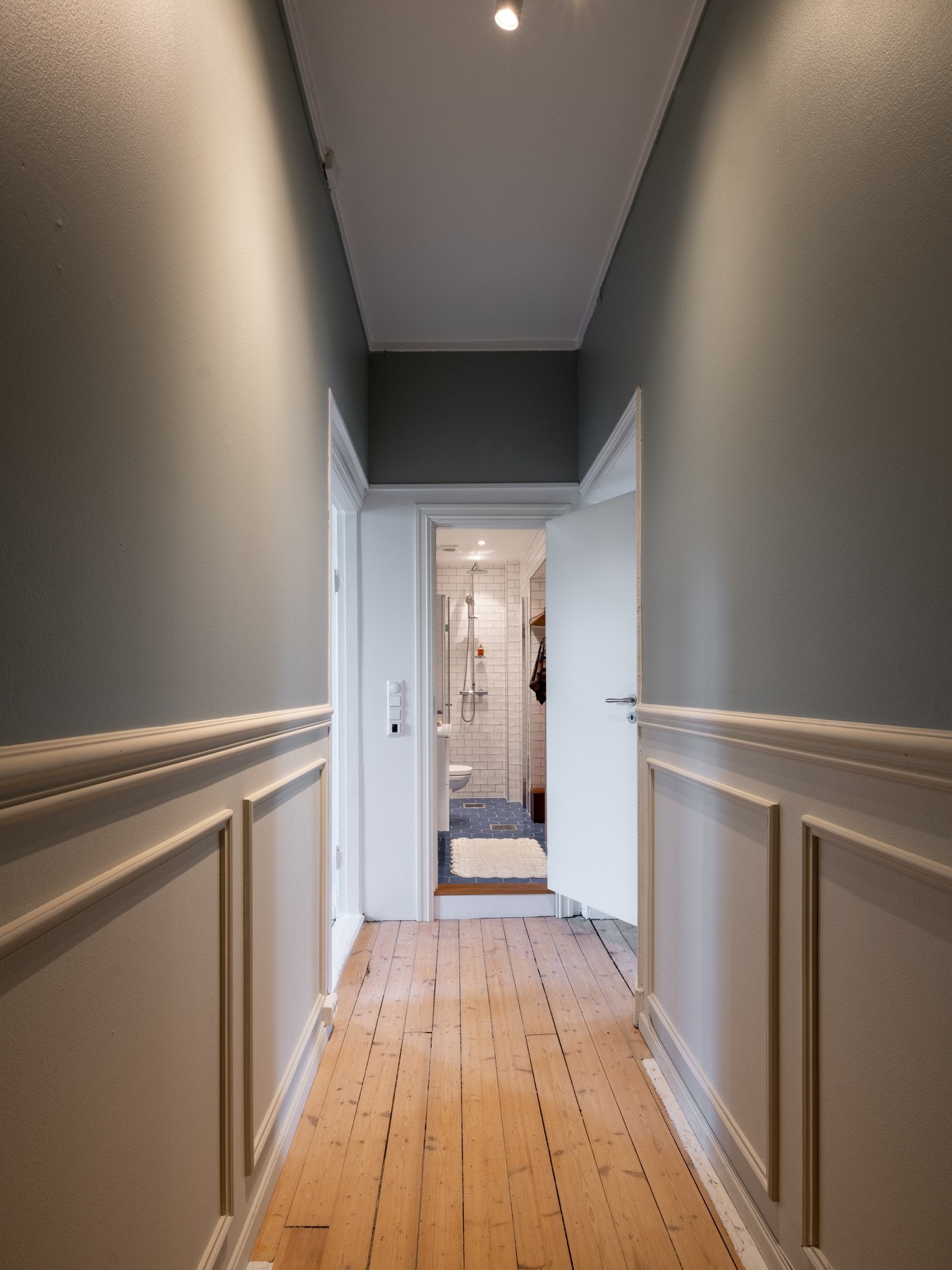 I hjertet av boligen er er gang hvor det er tydelig at boligens originale kvaliteter er tatt vare på, samtidig som interiøret er tilført en moderne og gjennomført eleganse. Galleribilde