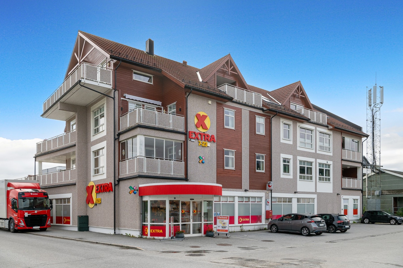 Leiligheten ligger i samme bygg som Coop Extra, med inngang fra andre siden av bygget. Galleribilde