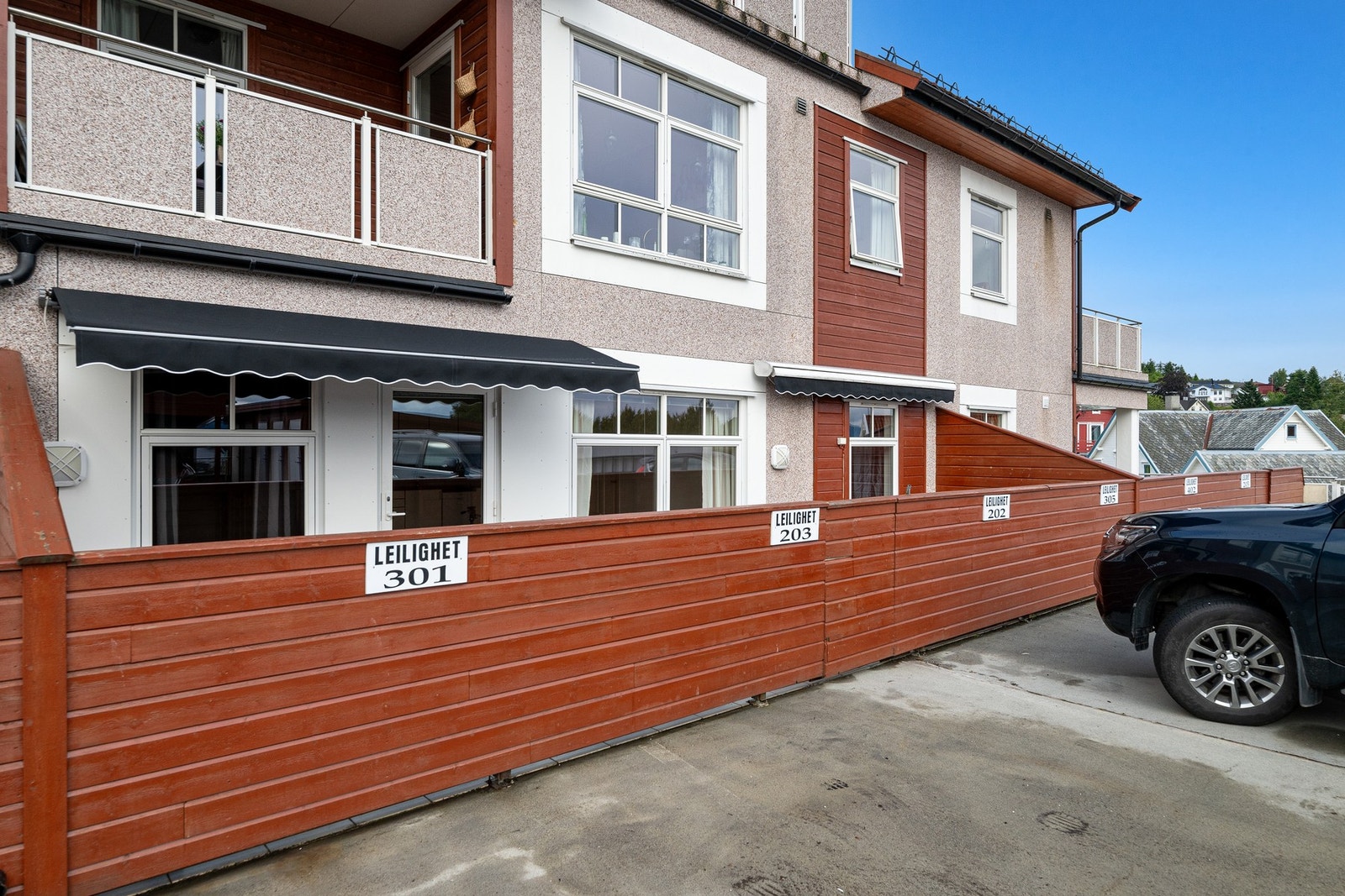 Det er tilhørende parkering rett utenfor terrassen (Leilighet 203). Galleribilde