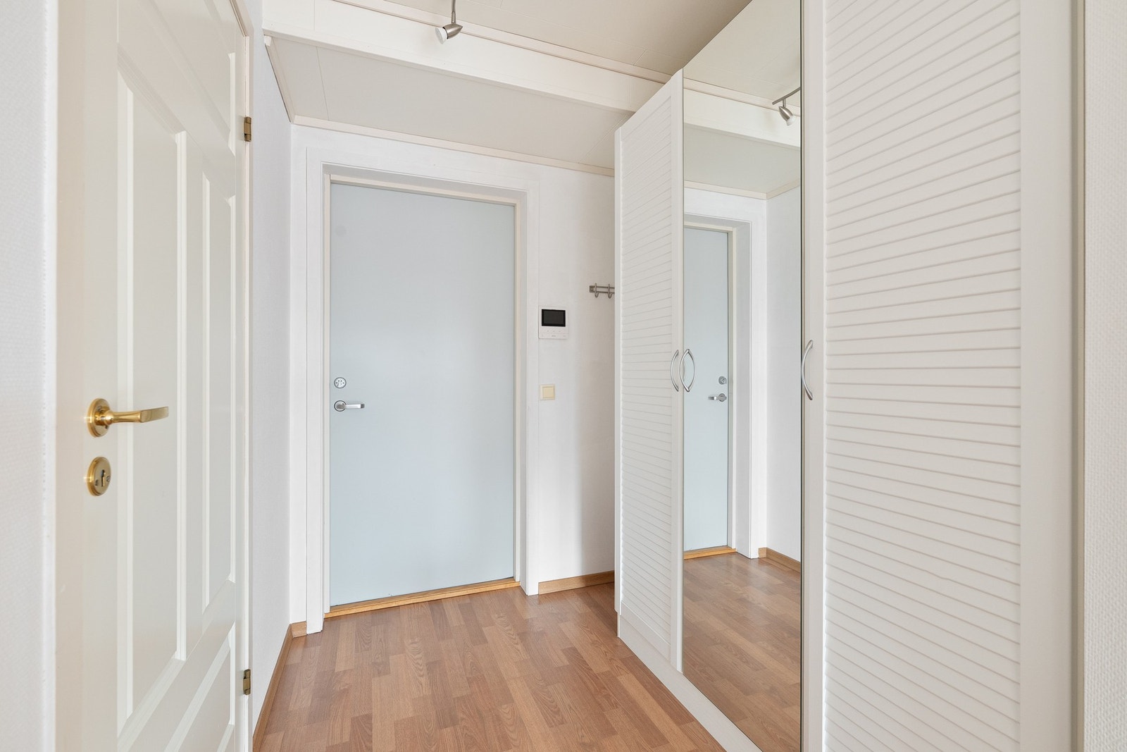 Gang med plass til garderobe. Galleribilde