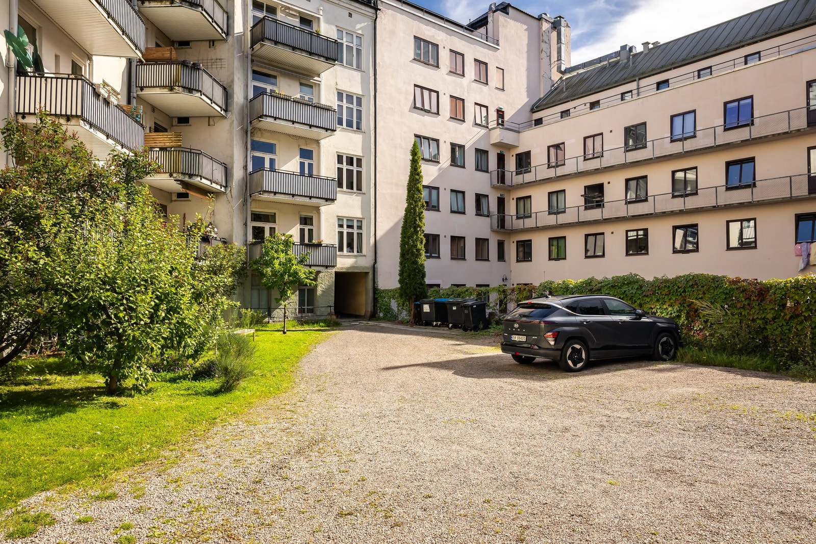 Sameiet disponerer 9 parkeringsplasser i bakgården, som fordeles etter ansiennitet/venteliste Galleribilde