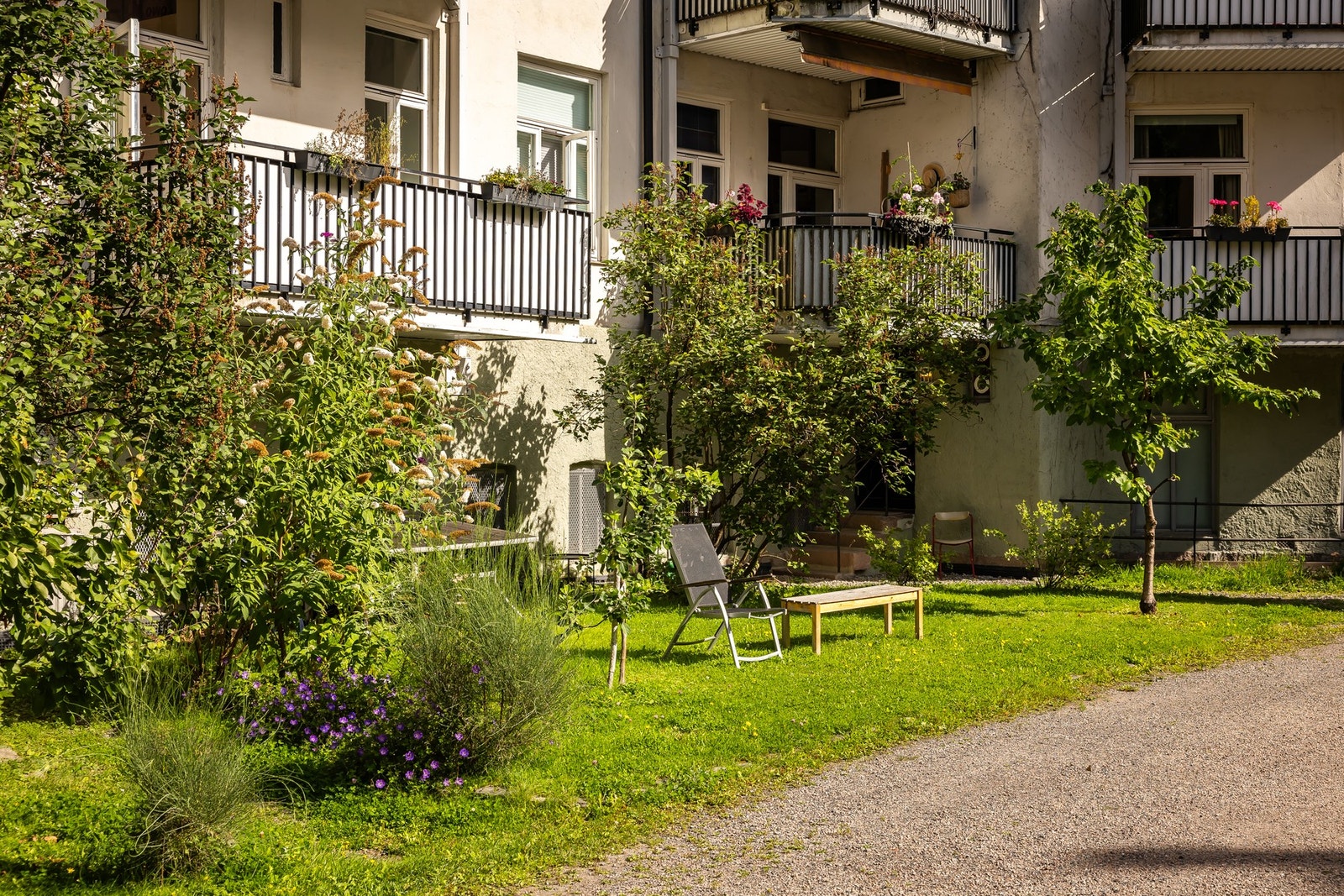 Bakgården ivaretas blant annet gjennom felles dugnader vår og høst, med planting, vanning og plenklipping Galleribilde