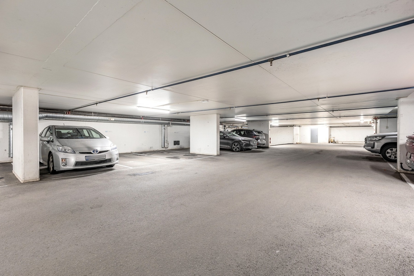 Parkeringskjeller i bygget gir en praktisk og komfortabel parkeringsløsning. Galleribilde