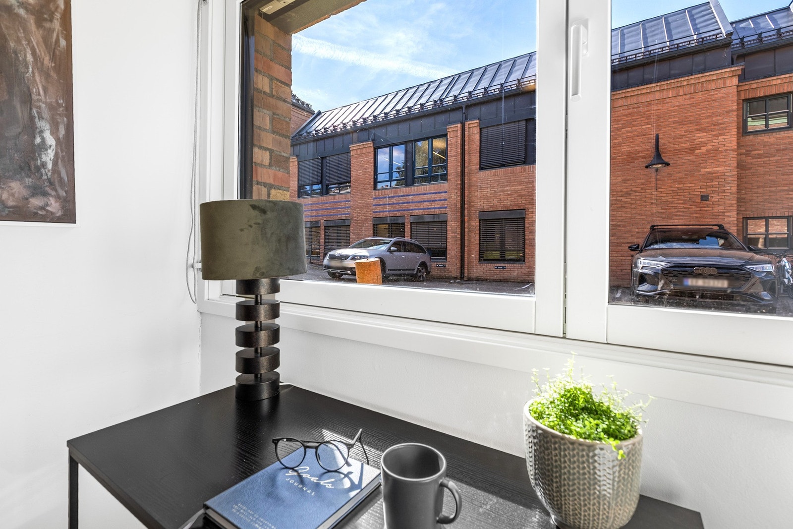 Flere vindusflater slipper inn godt med dagslys og understreker boligens urbane beliggenhet. Galleribilde