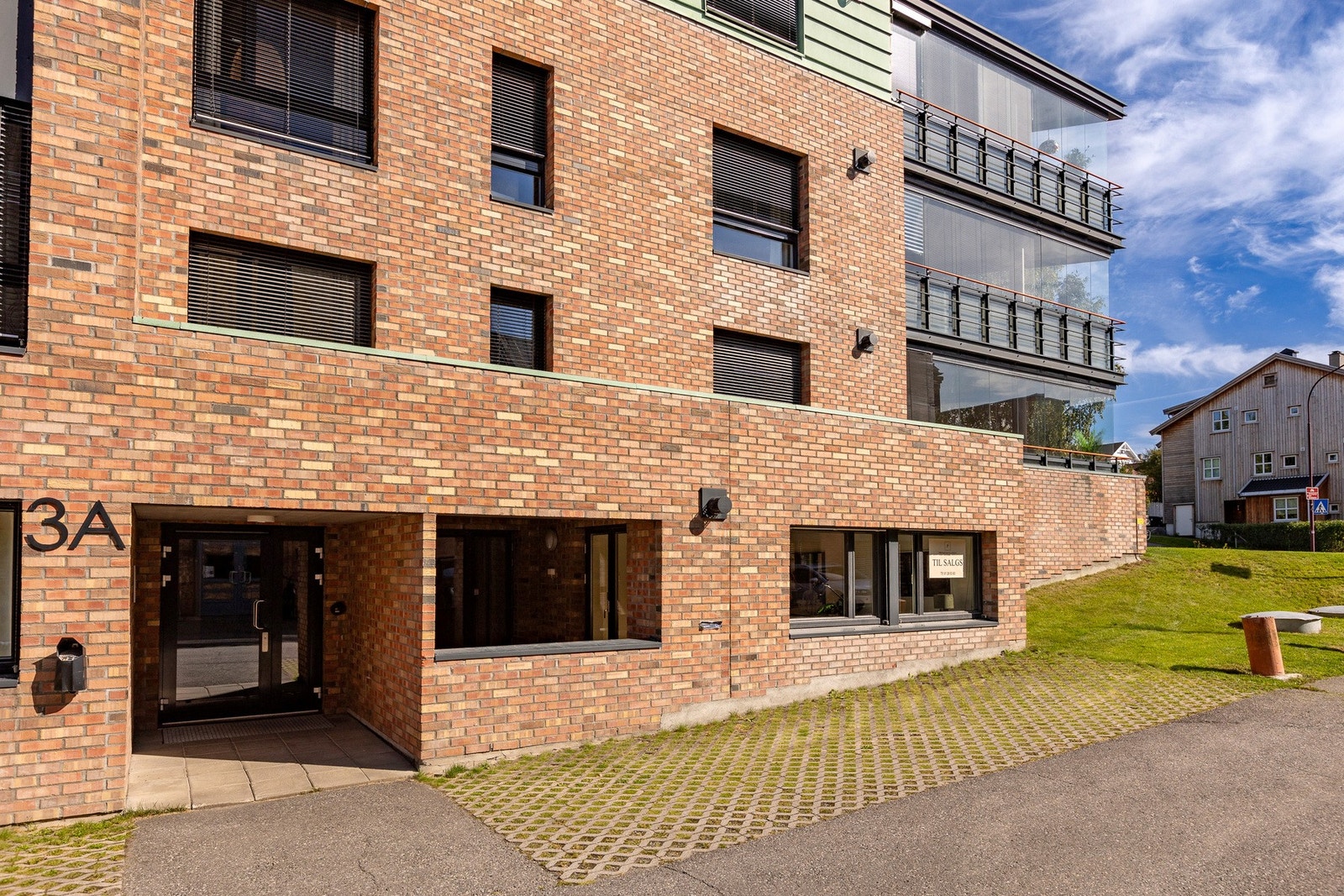 Leiligheten ligger i byggets 1. etasje, med enkel adkomst fra fellesarealene. Galleribilde