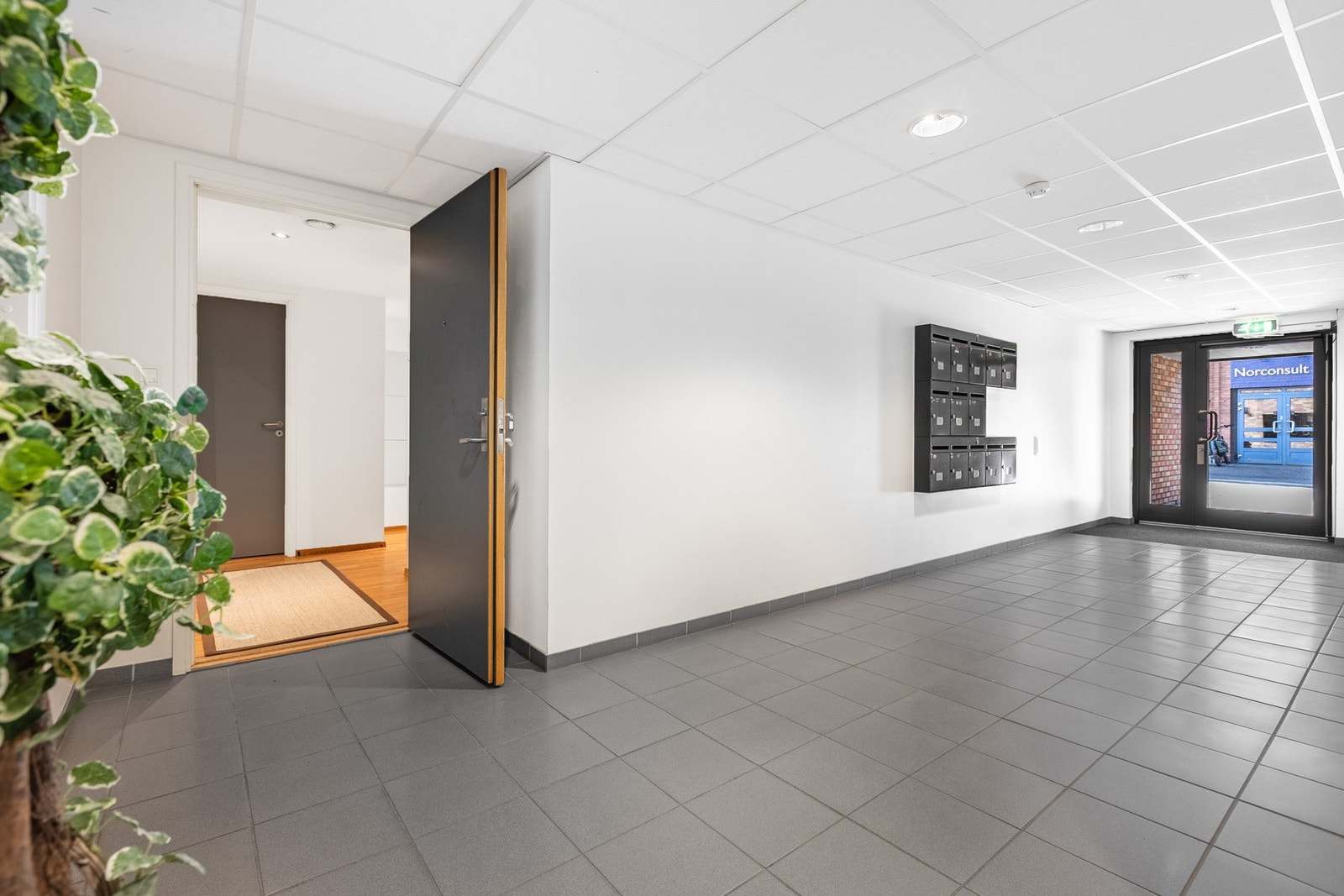 Pent og ryddig inngangsparti/fellesareal med postkasser og direkte adkomst til leiligheten. Galleribilde