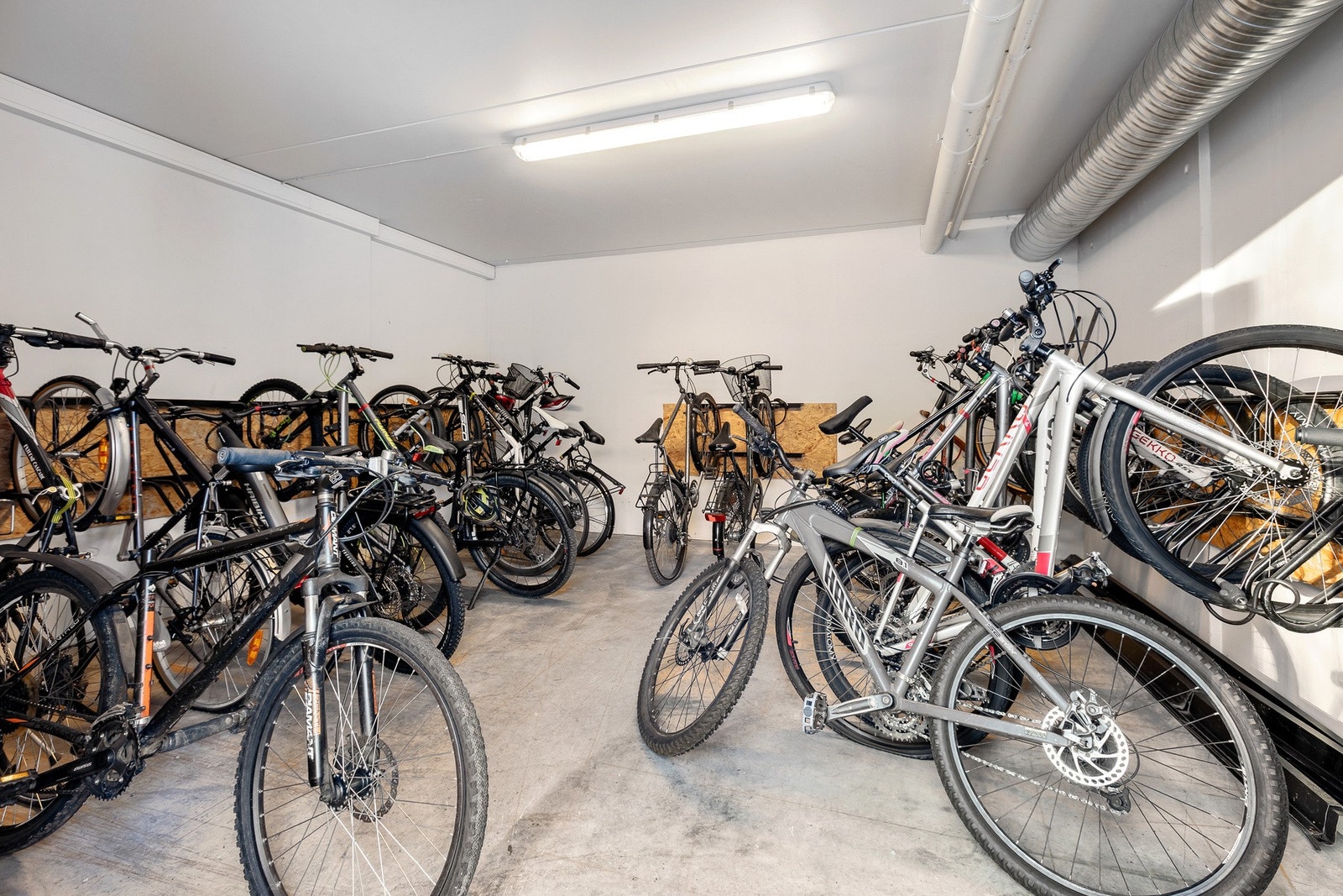 Praktisk felles sykkelrom - ypperlig for en urban hverdag på to hjul. Galleribilde