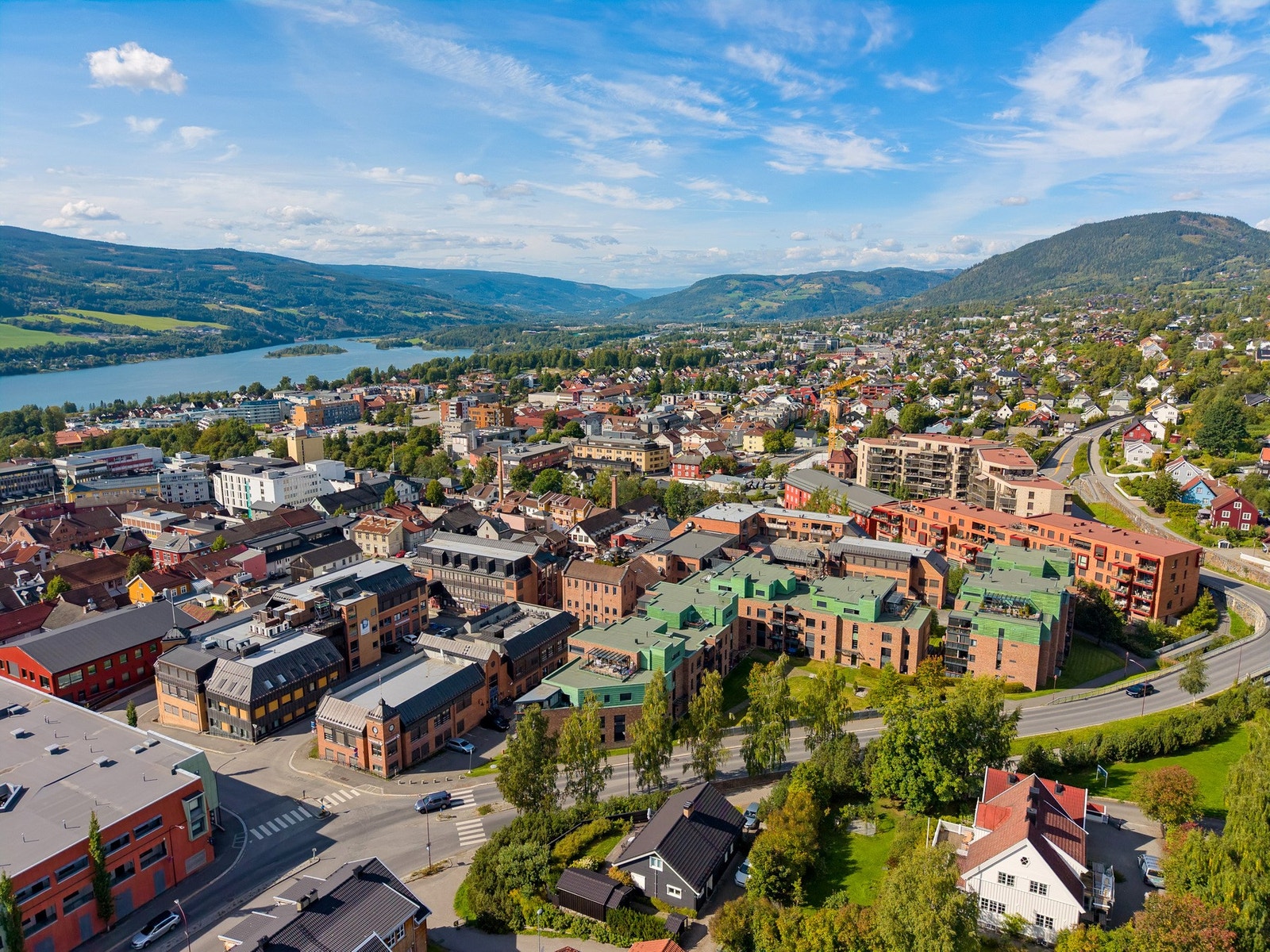 Attraktiv sentrumsbeliggenhet i et etablert bolig- og bymiljø. Galleribilde