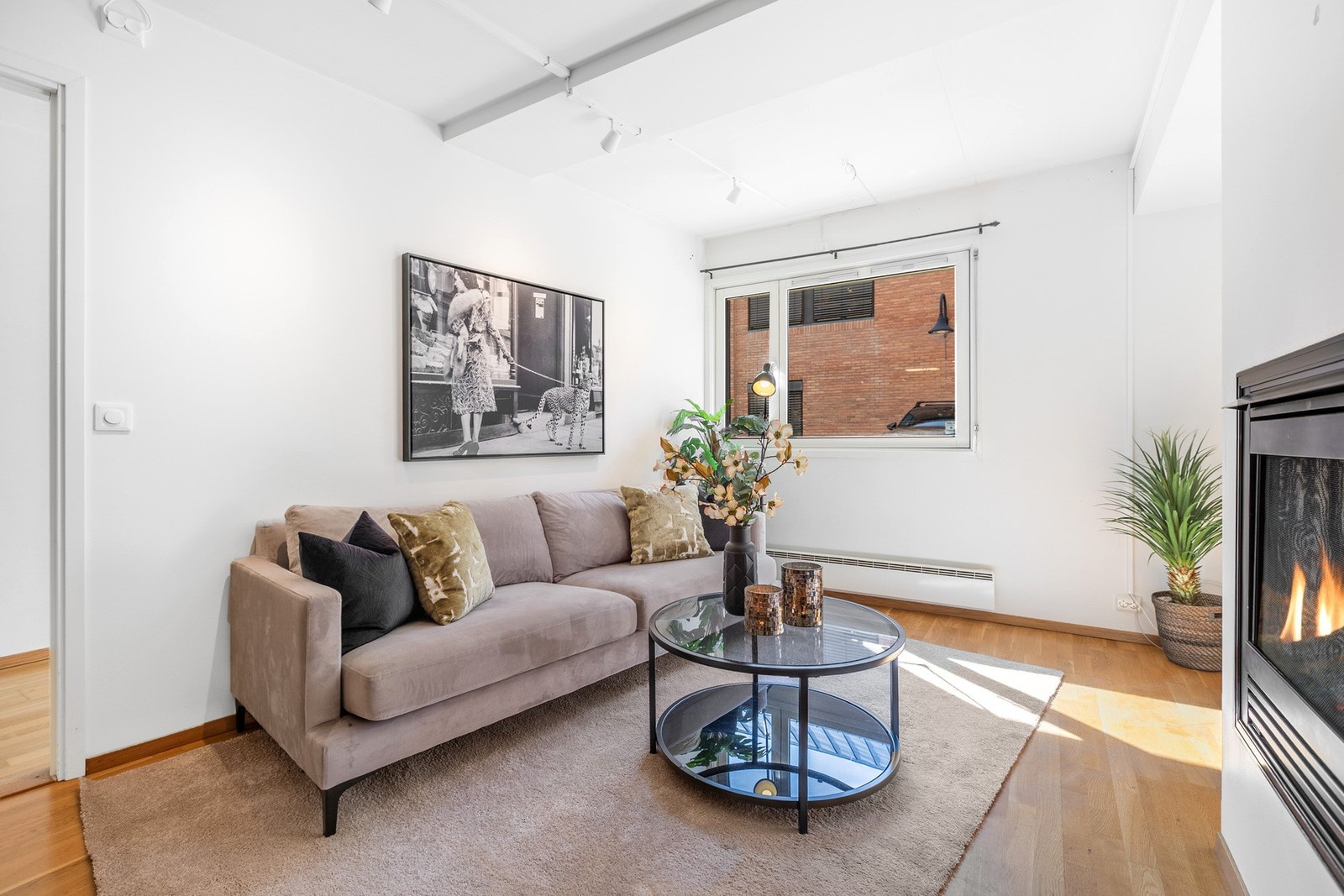 Stuen har en lun atmosfære, med god plass til sofagruppe og peis som et naturlig blikkfang. Galleribilde