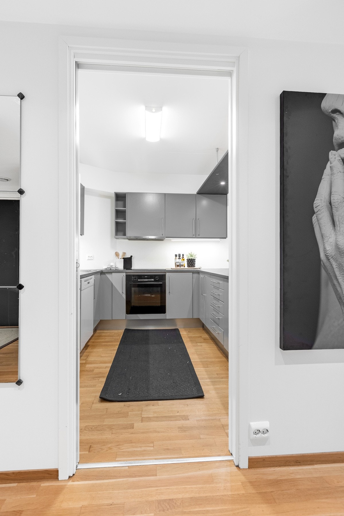 Kjøkkenet ligger lett tilgjengelig fra gangen og har en praktisk og effektiv planløsning. Galleribilde