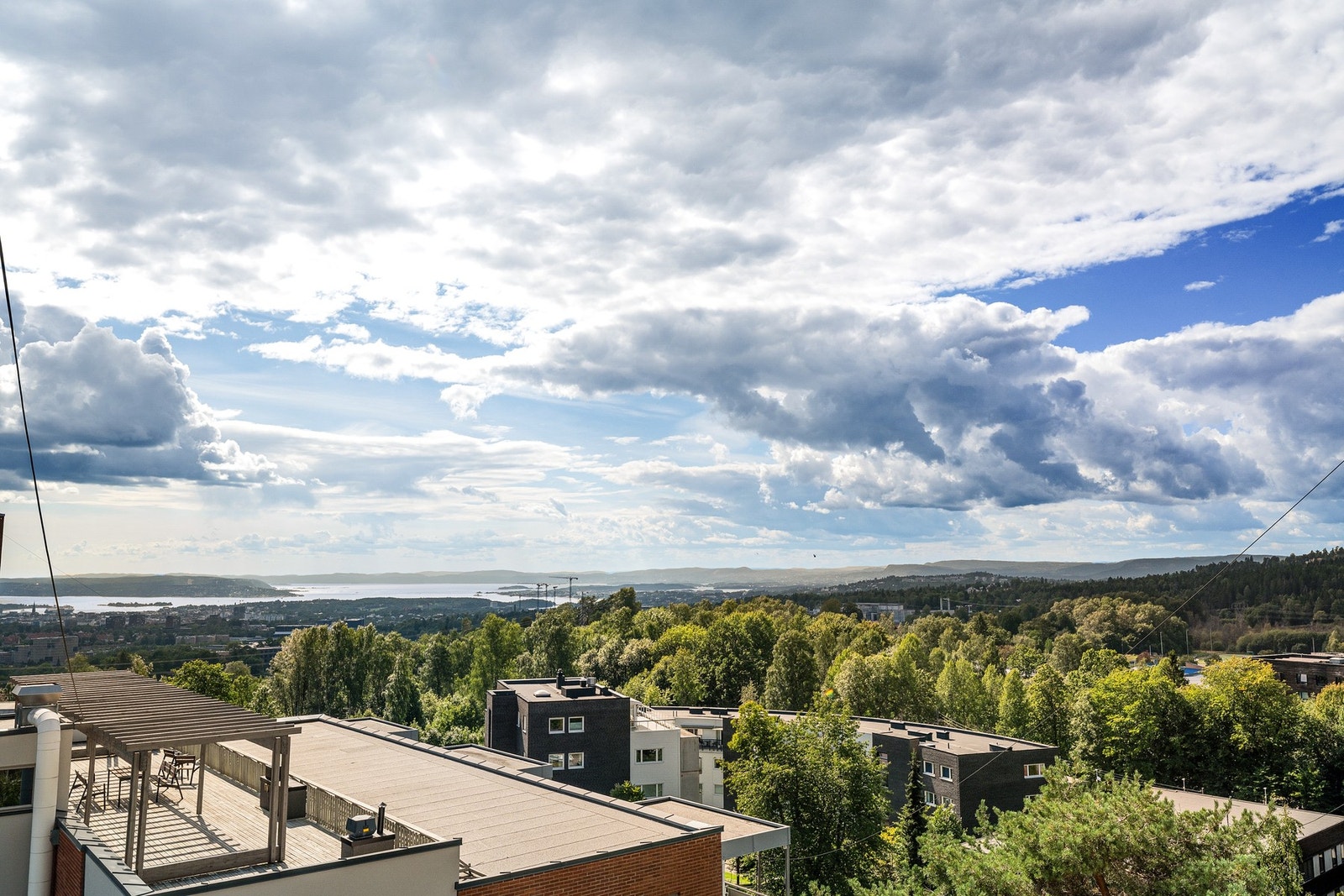 Vinduene gir godt med naturlig lysinnslipp samt at det er flott utsikt. Galleribilde