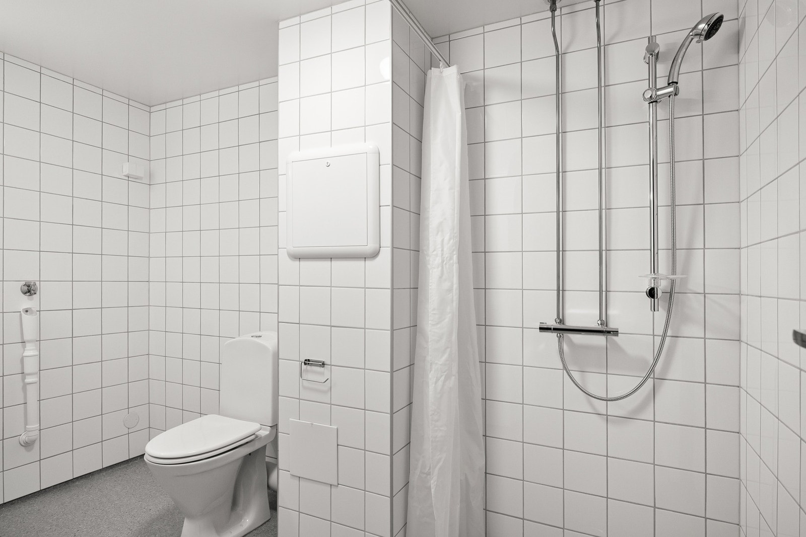 Badet er innredet med servant, toalett, dusjhjørne og opplegg for vaskemaskin. Galleribilde