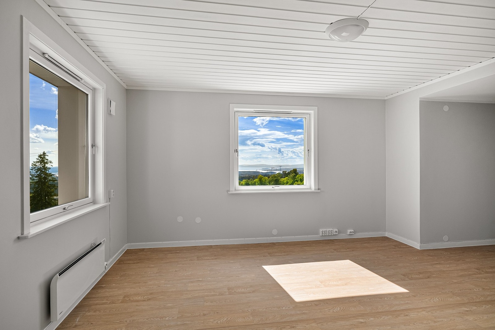 Lyst og romslig rom med god plass til både sofagruppe, seng og annet ønsket møblement. Galleribilde