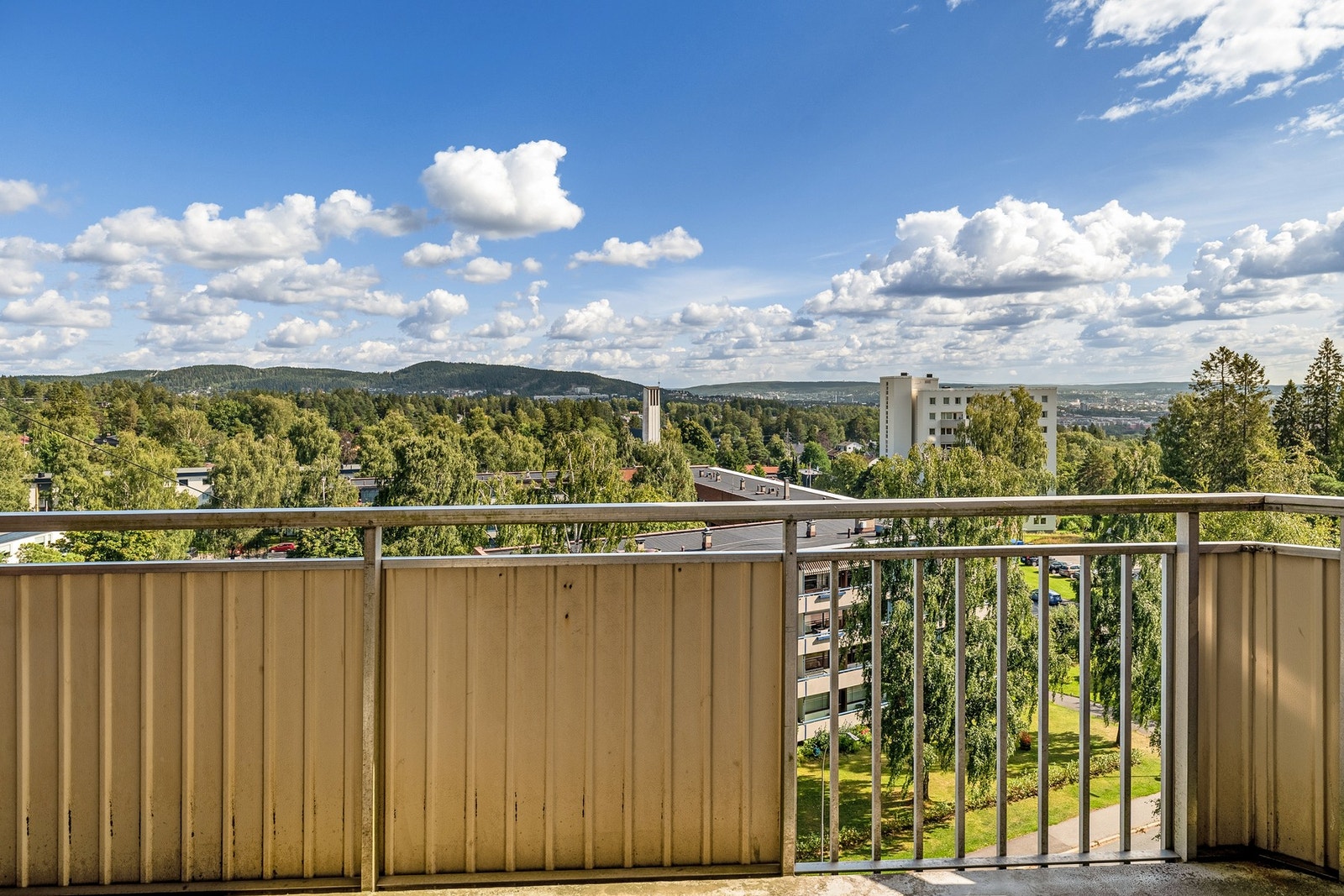 Balkongen gir gode muligheter for utemøblering og fungerer som en naturlig forlengelse av leiligheten i sommerhalvåret. Galleribilde