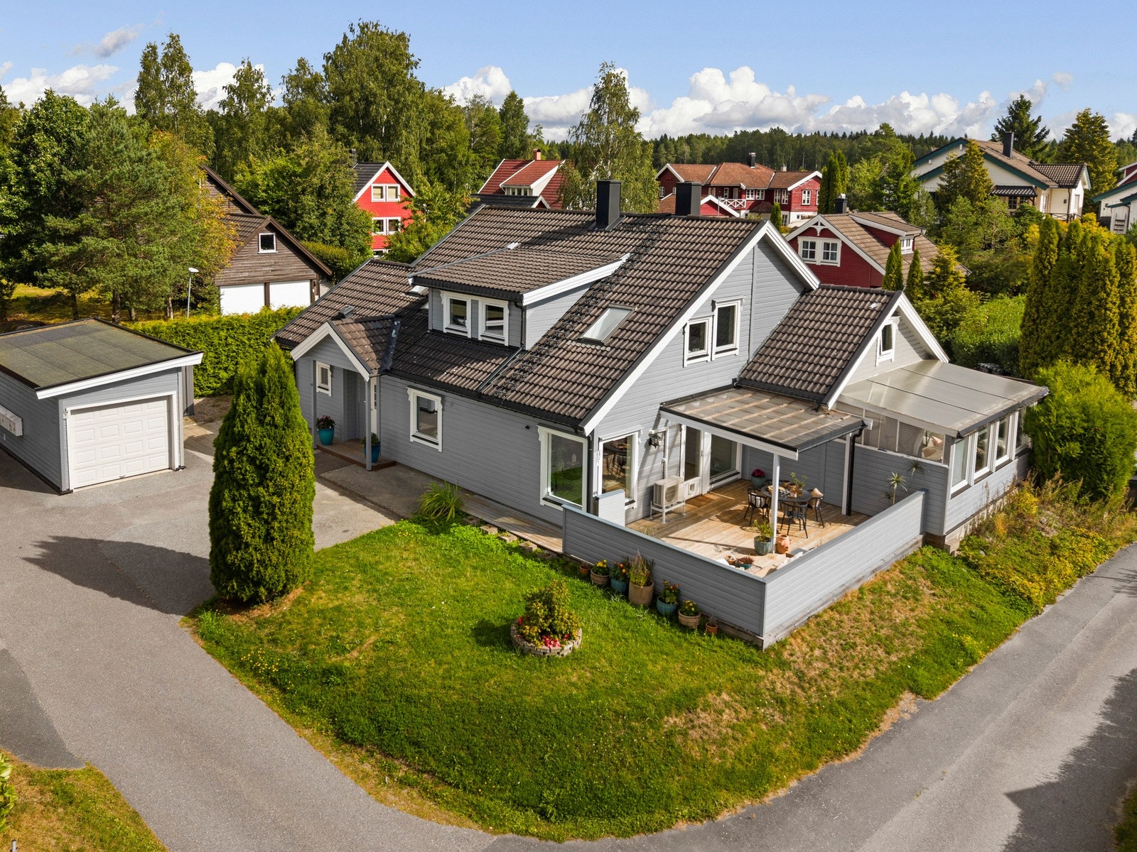 Ibrahim Can v/PrivatMegleren Ås ønsker velkommen til Feltspatveien 69! Galleribilde