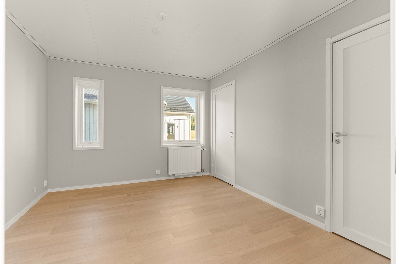 Fra hovedsoverommet har du tilgang til walk-in garderobe og et eget toalettrom. Galleribilde
