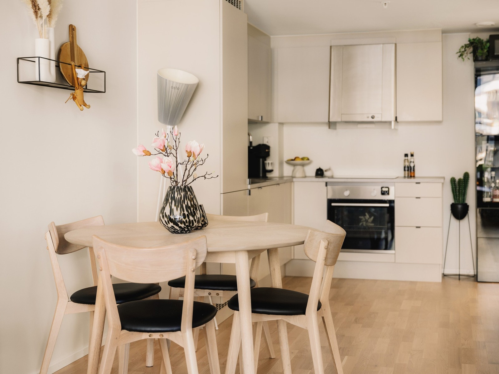 Spiseplassen ligger praktisk til mellom stuen og kjøkkenet, ideelt for alt fra raske frokoster til lange middager med gode venner. Galleribilde