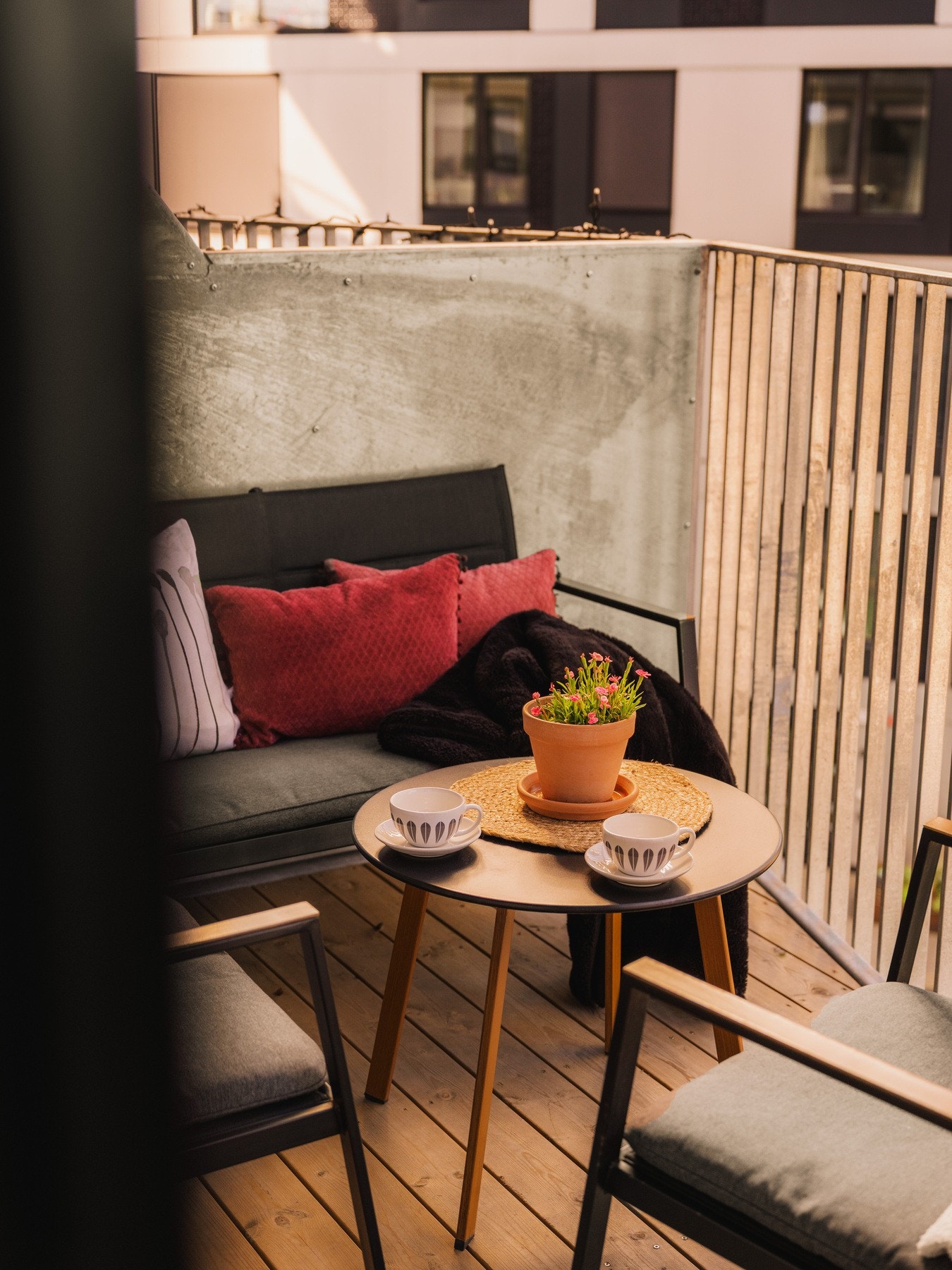 Balkongen på ca. 8 m² gir plass til en hyggelig sittegruppe og utsyn mot det pent opparbeidede fellesområdet. Galleribilde