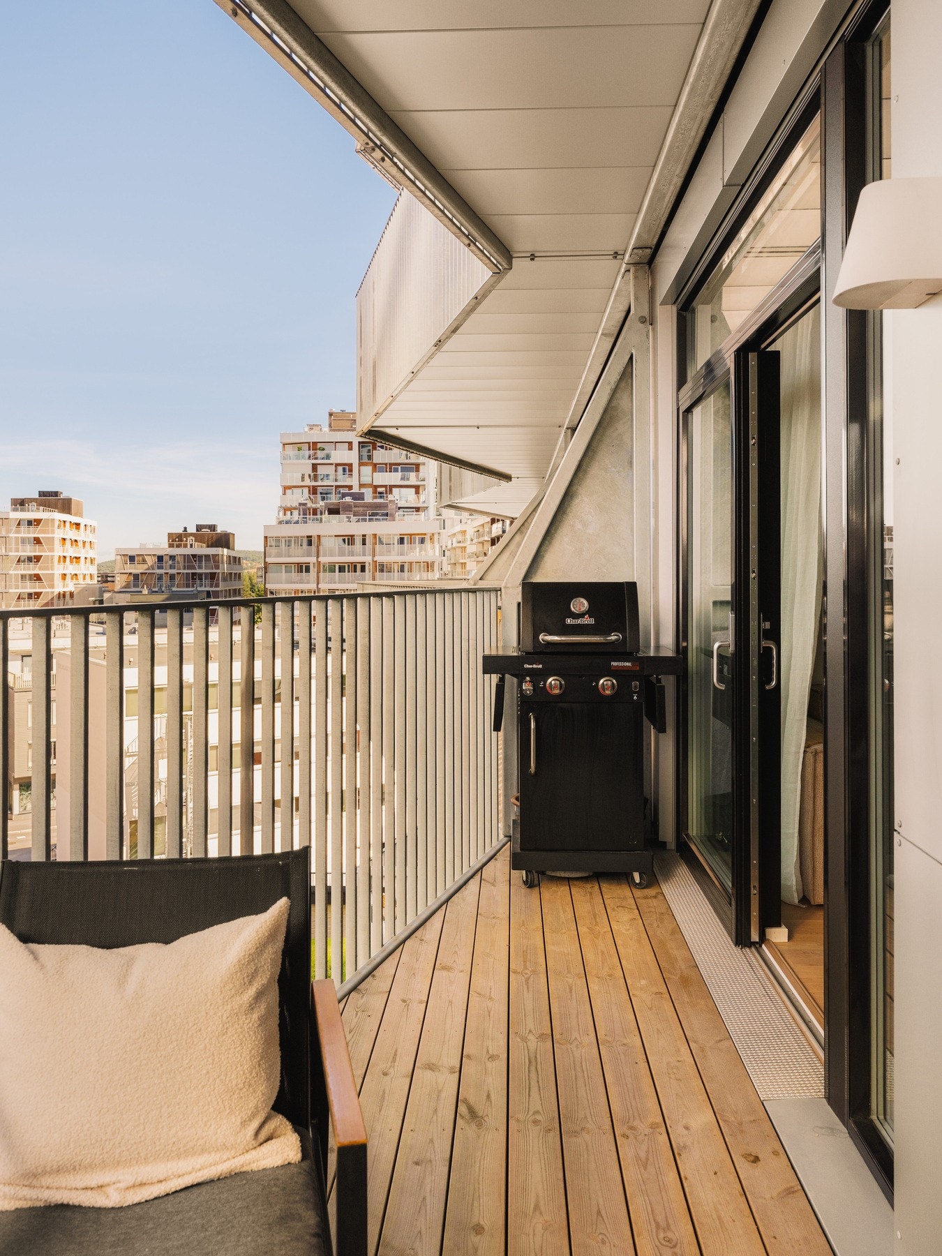 Morgenkaffe, grilling eller et lite avbrekk i hverdagen? Denne balkongen gir deg ditt helt egne uterom midt i Lillestrøm. Galleribilde
